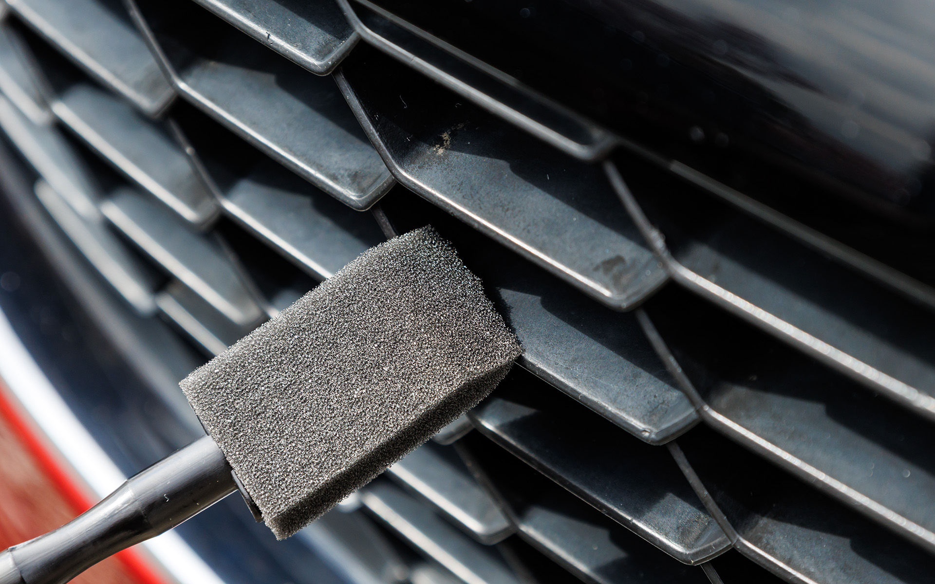 フロントグリルも未塗装。込み入ったところは柄付きスポンジが活躍