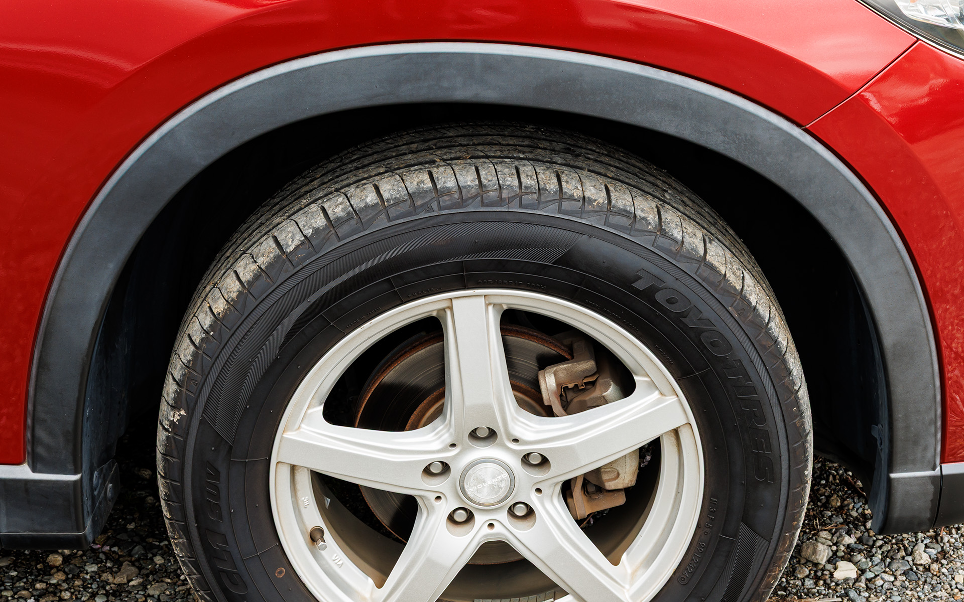 フェンダーアーチのビフォーアフター。どっちがビフォーかは書くまでもないよね