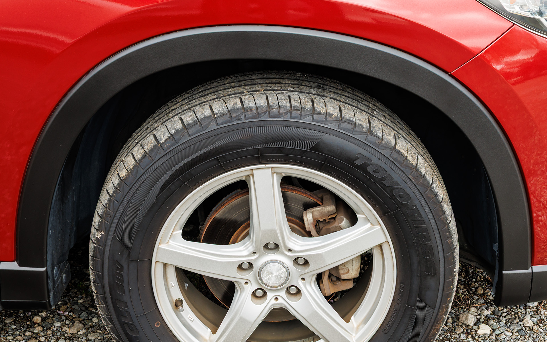 フェンダーアーチのビフォーアフター。どっちがビフォーかは書くまでもないよね