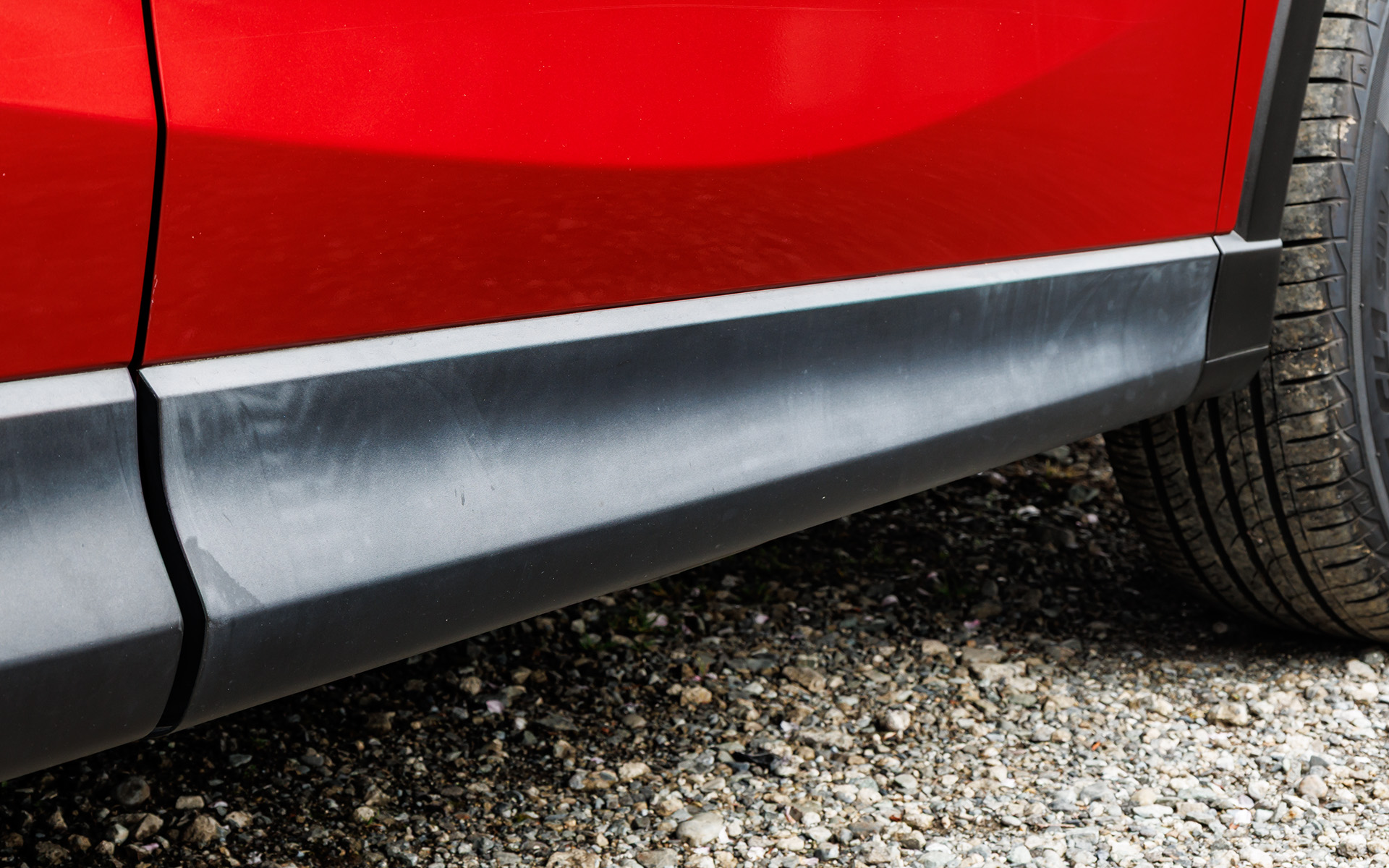 アンダープロテクターのビフォーアフター。左側にある模様もきれいに消えて均一な黒さが復活。ビフォーの時点で右奥に見えているフェンダー部分は処理済みなのでその違いにも注目