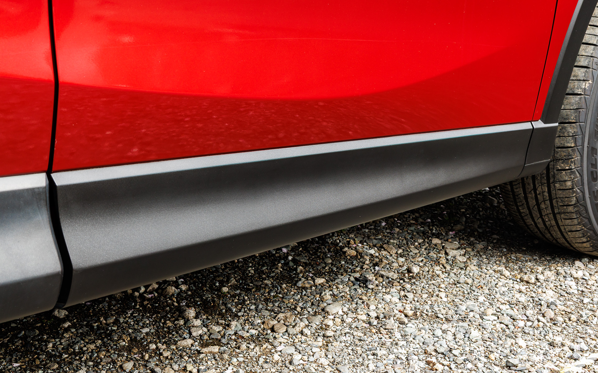 アンダープロテクターのビフォーアフター。左側にある模様もきれいに消えて均一な黒さが復活。ビフォーの時点で右奥に見えているフェンダー部分は処理済みなのでその違いにも注目