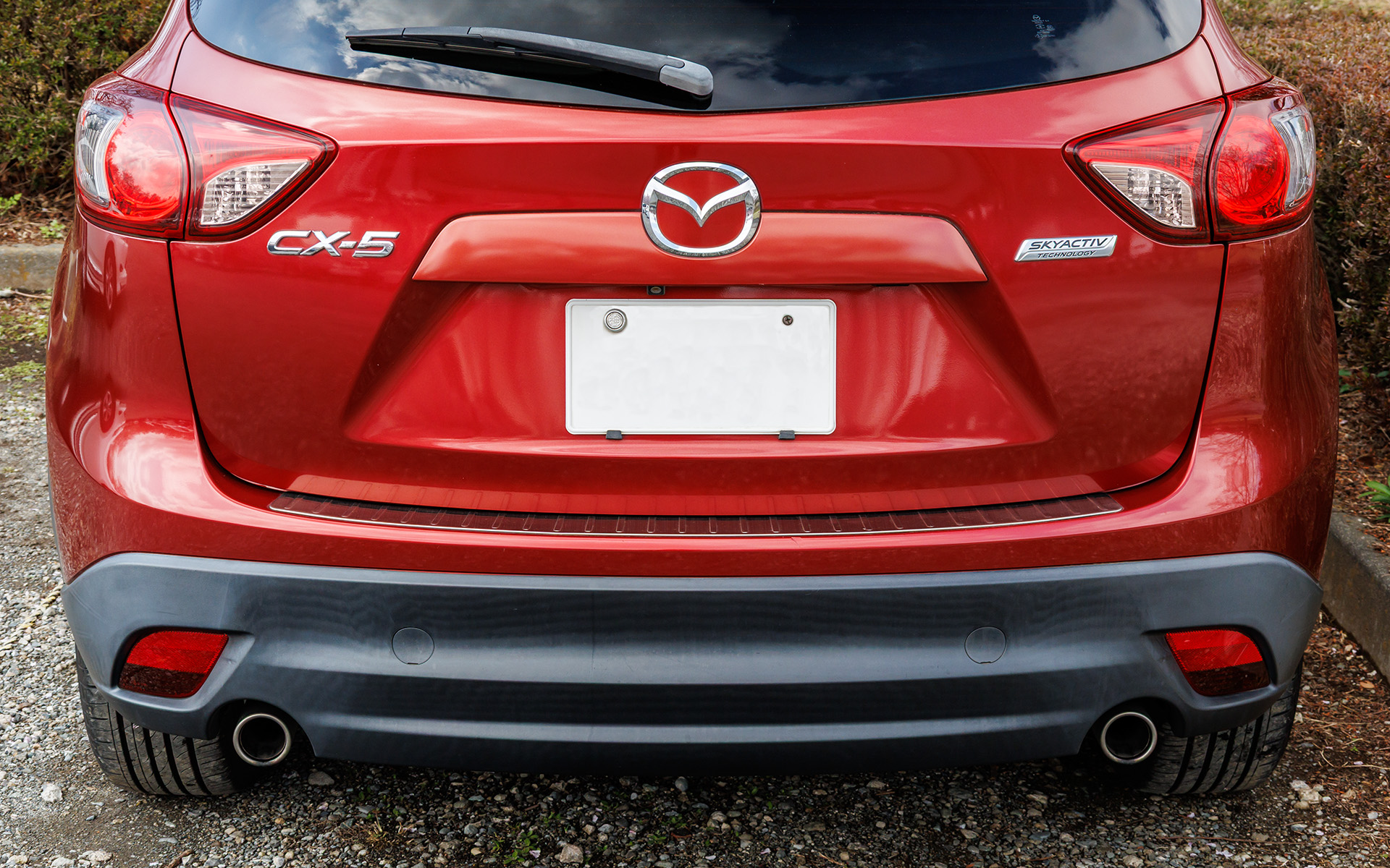 リアバンパーのビフォーアフター。面積が広いこともあり効果抜群だった