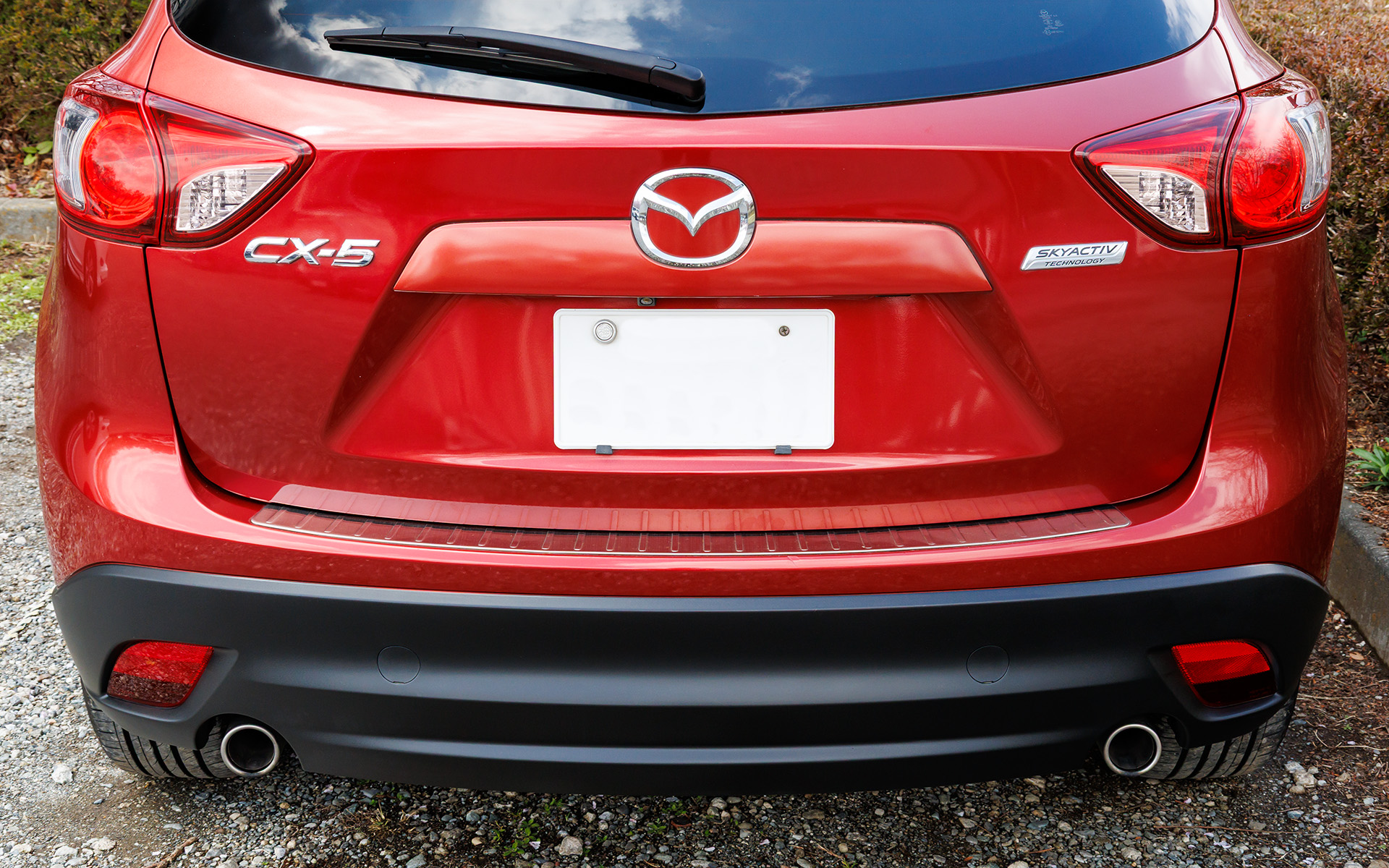 リアバンパーのビフォーアフター。面積が広いこともあり効果抜群だった