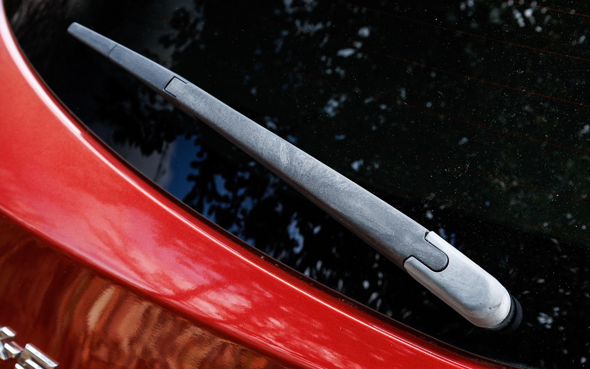 リアワイパーのビフォーアフター。リアバンパーのカットにも写っているので見比べてほしい