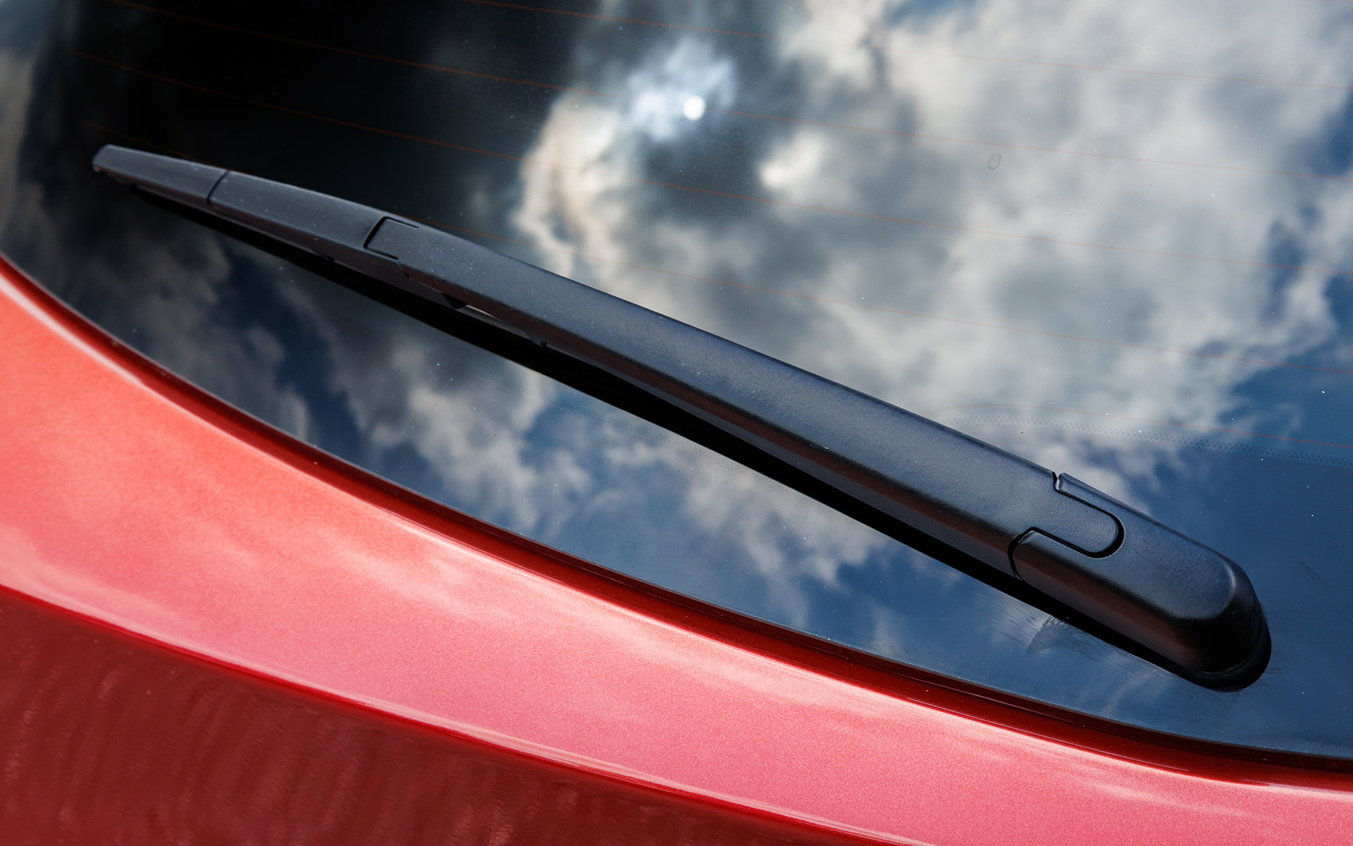 リアワイパーのビフォーアフター。リアバンパーのカットにも写っているので見比べてほしい