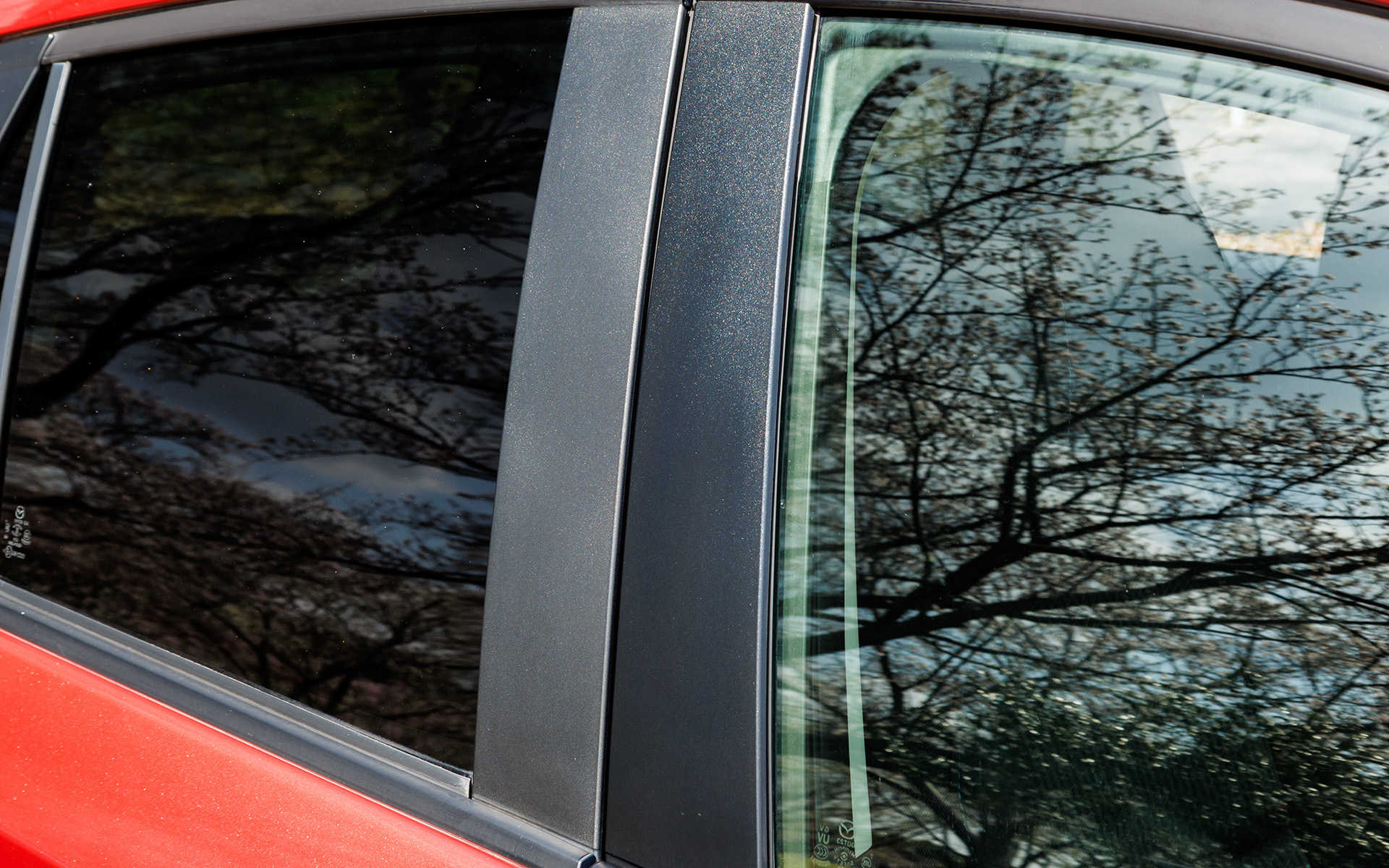 見た目にはあまり白ボケしていなっかったピラー部分。コーティング剤が若干余っていたので試してみたら結構な差になった。もちろん右側が作業後だ