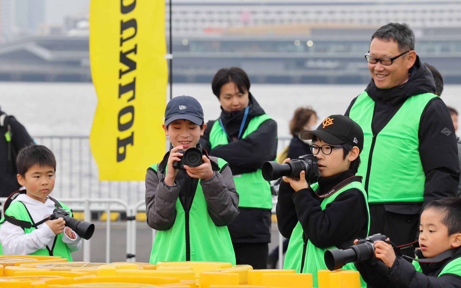 カメラメーカーからも子供たちのために応援に駆けつけ、コースサイドで指導にあたった
