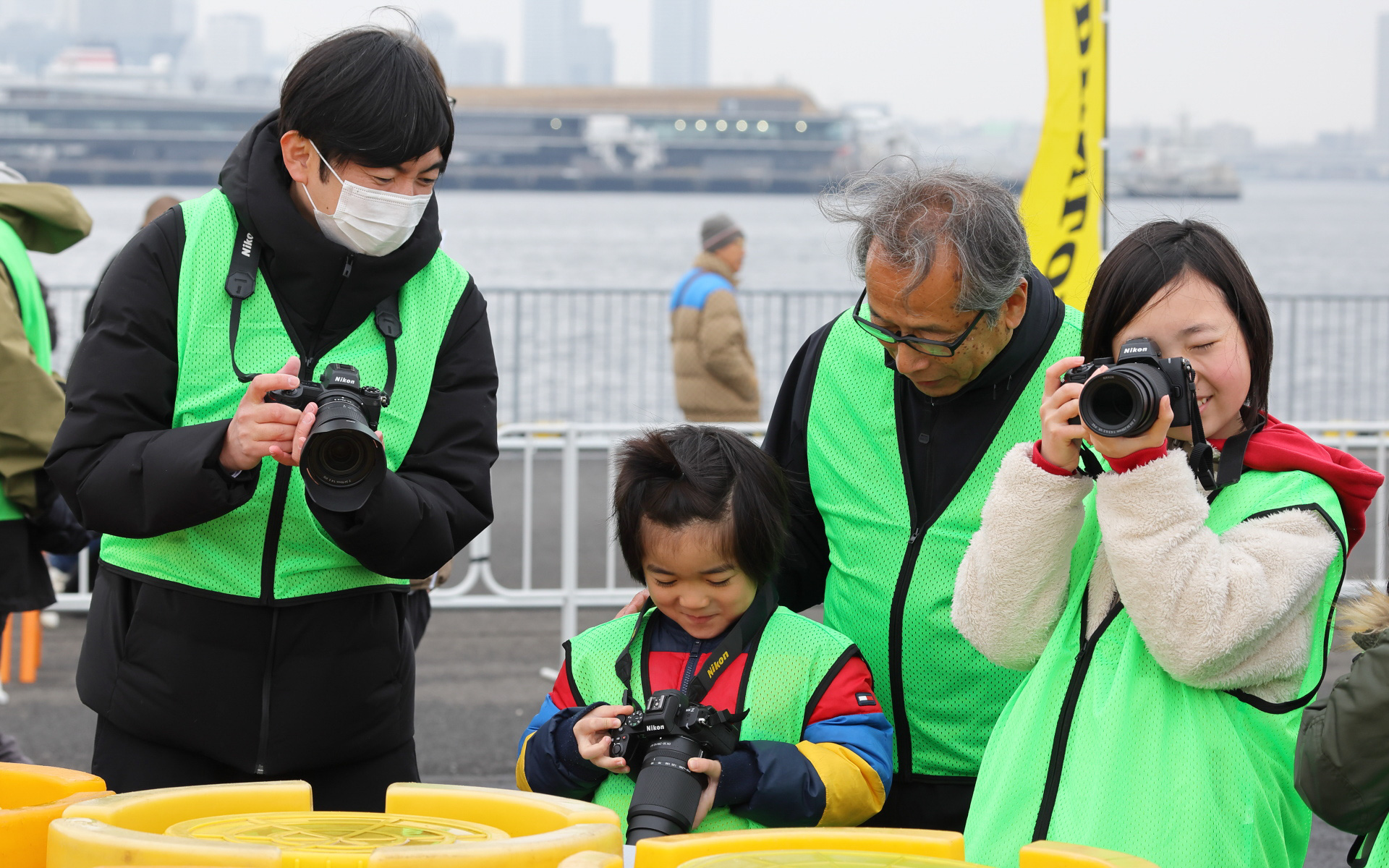 カメラメーカーからも子供たちのために応援に駆けつけ、コースサイドで指導にあたった