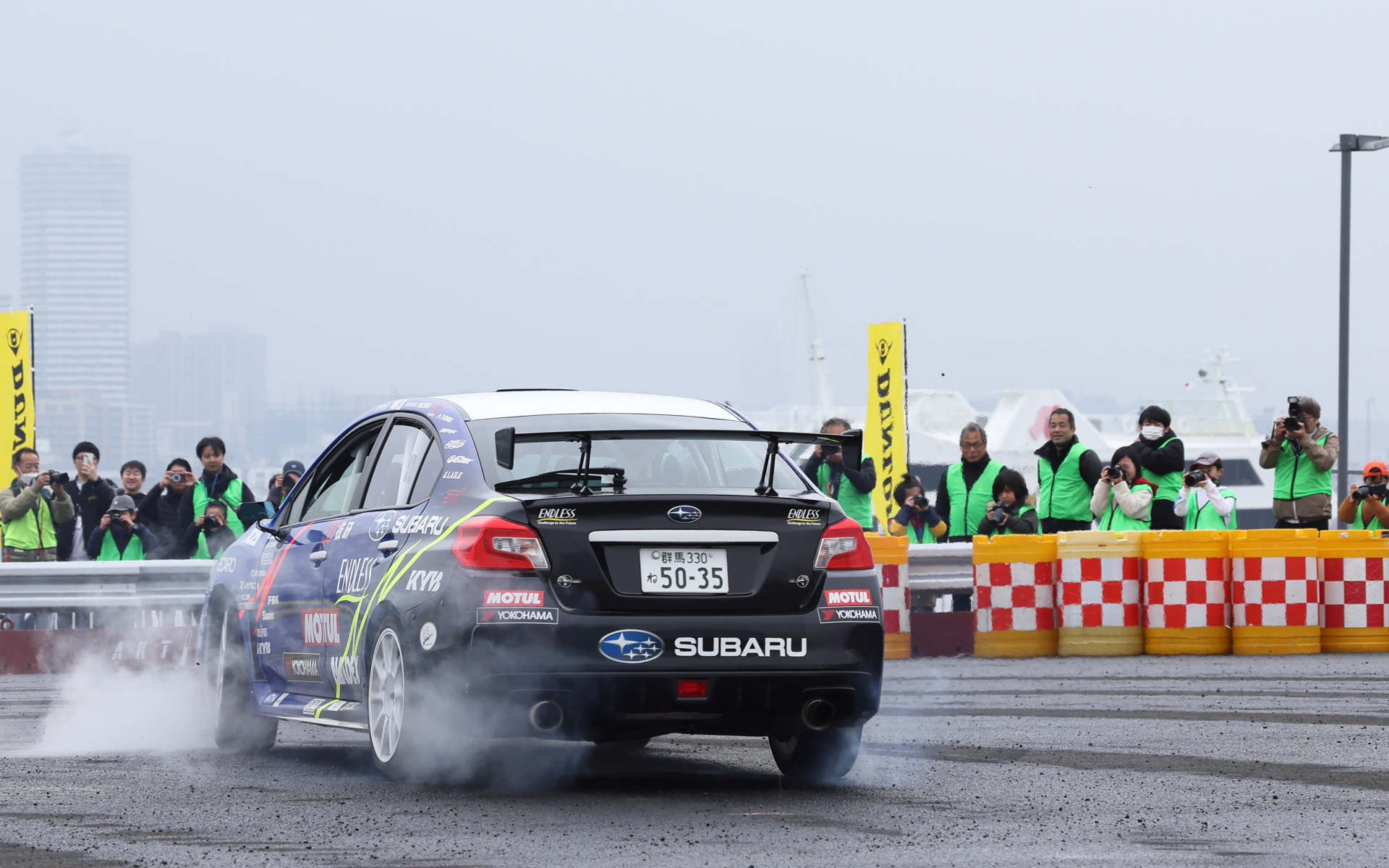 撮影エリアの前で見事なパフォーマンスを披露する新井敏弘選手