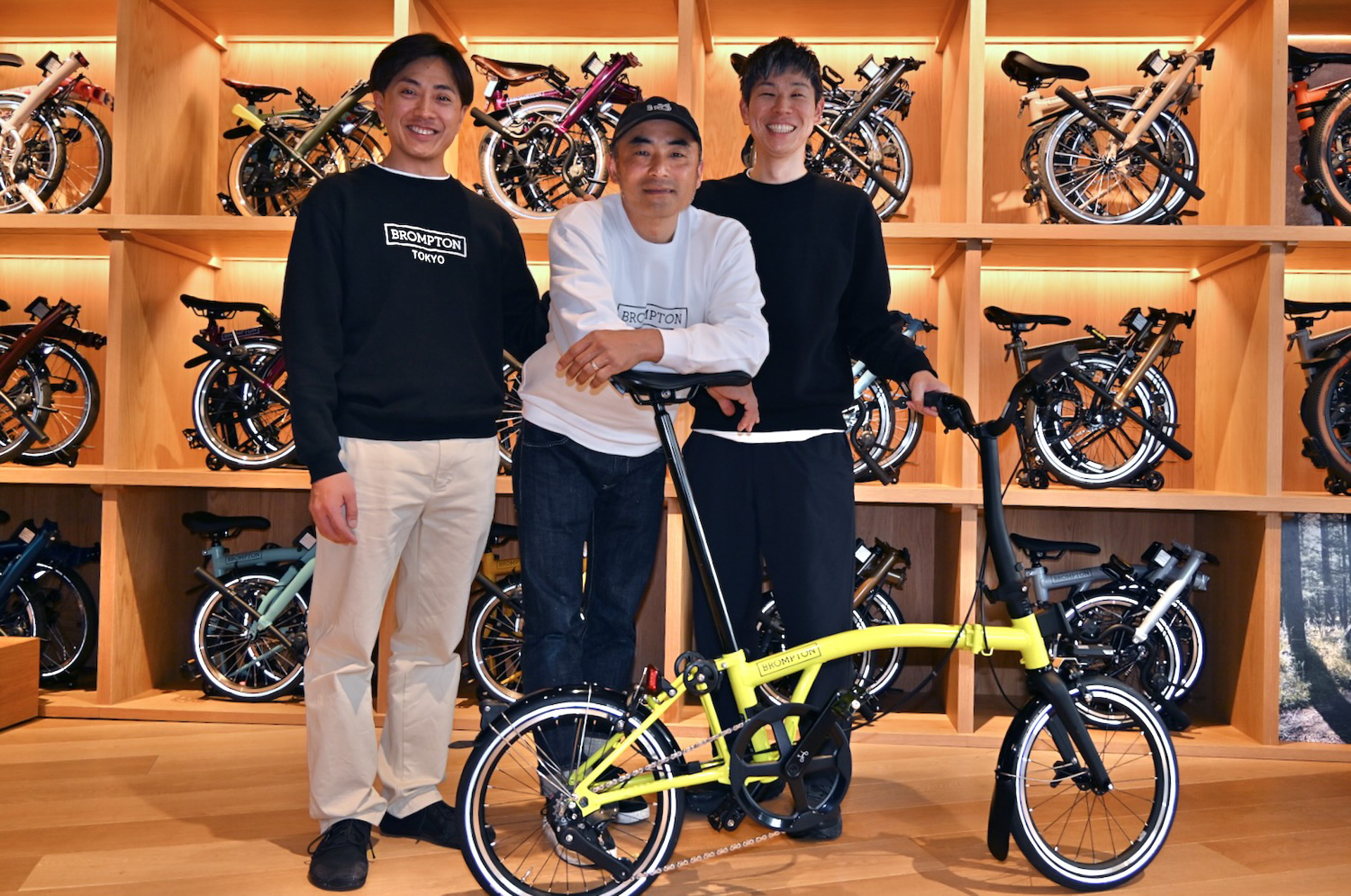 ブロンプトンの新型「Pライン」を前にしたブロンプトンジャパン・カントリーマネージャーの矢野大介氏（中）、マーケットマネージャーの曽我厚太郎氏（右）、東京ストアマネージャーの松原武彦氏（左）