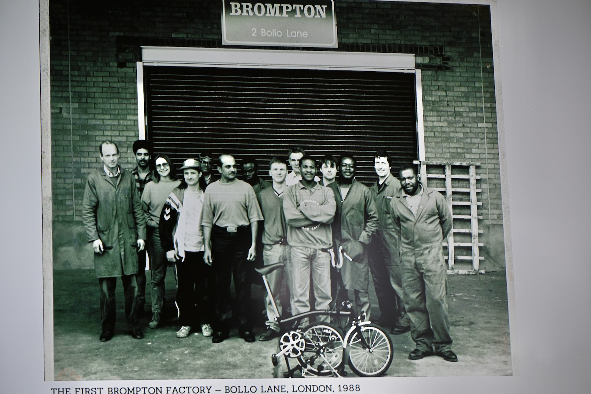 1988年に撮影されたロンドン・ボローレーンの鉄道高架下にあった最初の工場