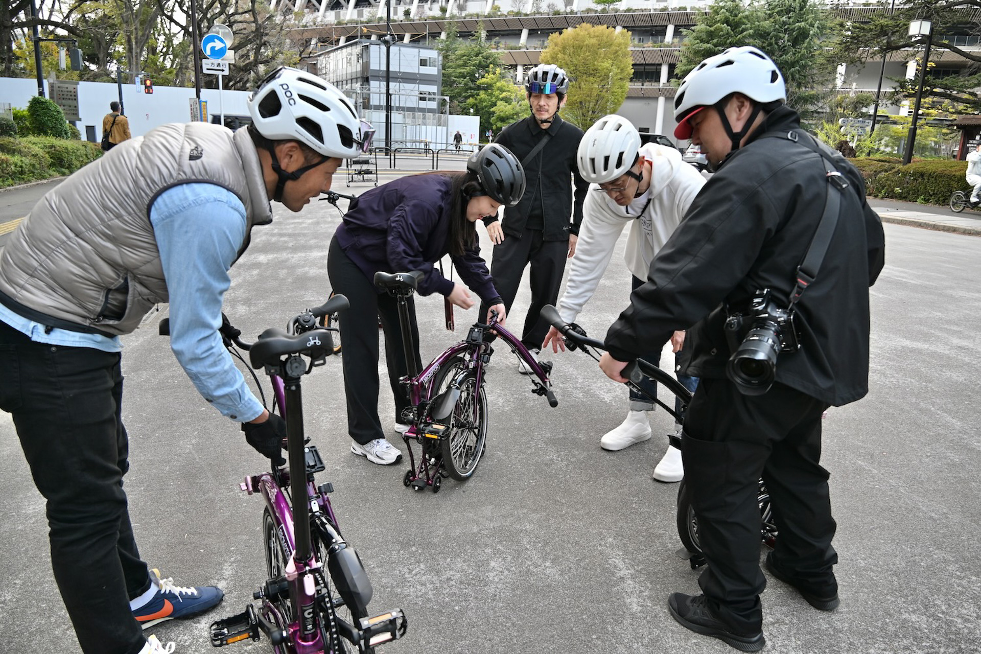 店舗周辺の国立競技場や青山周辺で、PラインやGラインなど最新モデルの試乗が行なわれた