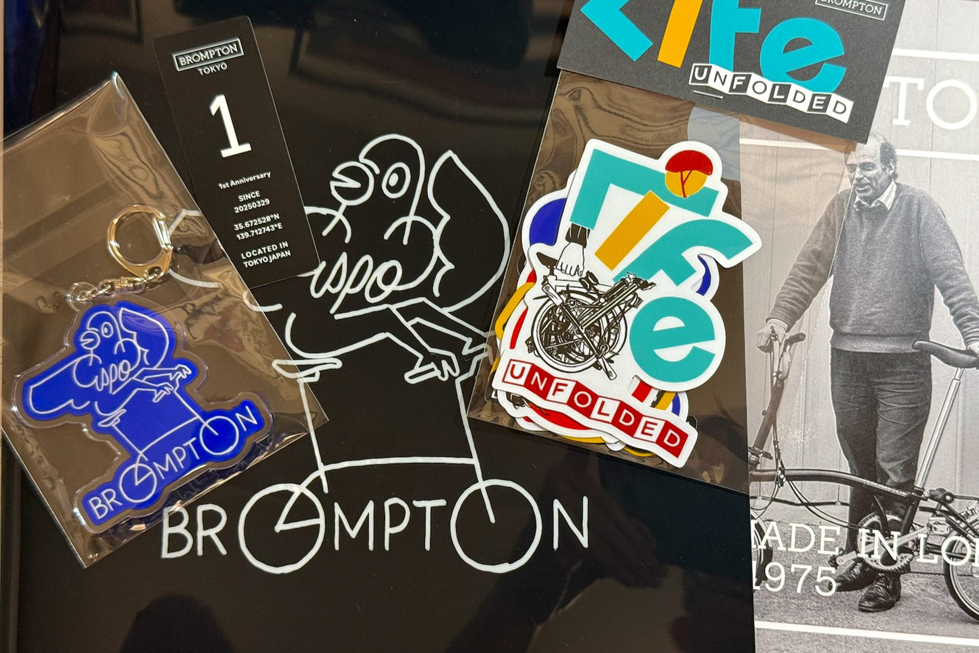 東京・神宮前を拠点に活動するアーティスト「ステファン・エスポ・パワーズ」氏による記念グッズ