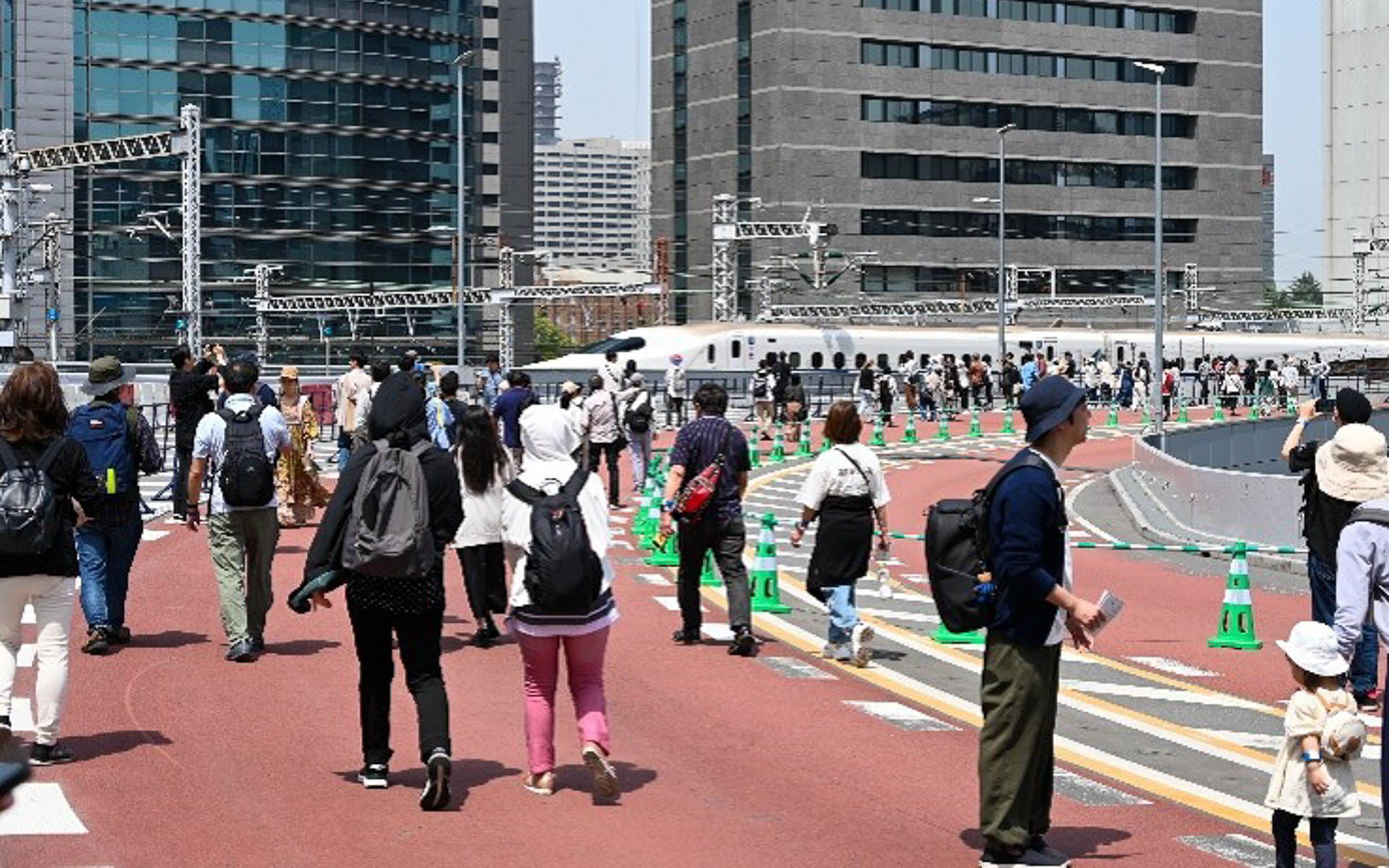 2025年開催の高速道路上のウォーキングの様子