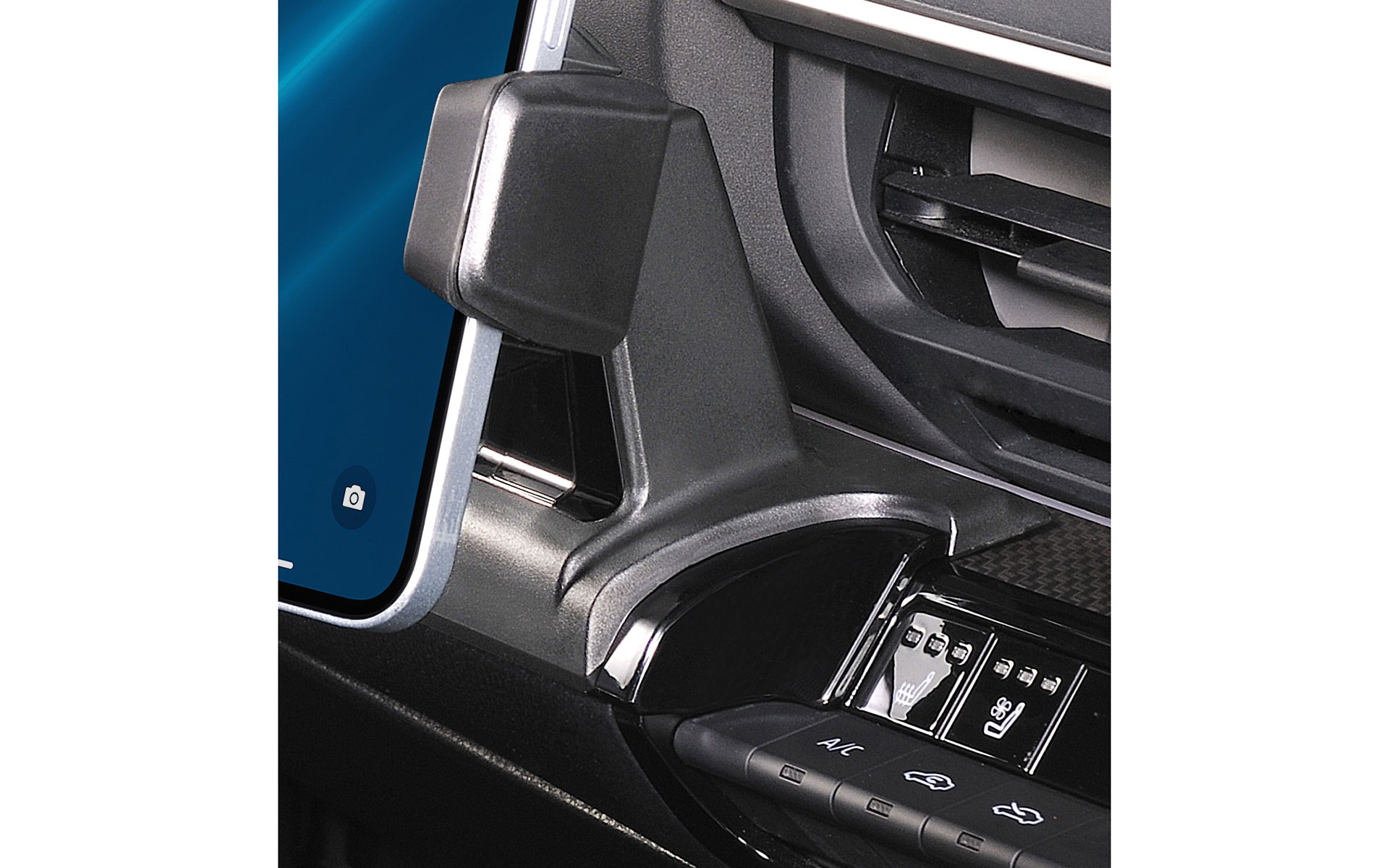 純正エアコンパネルのピアノブラックと調和する専用スマホホルダー