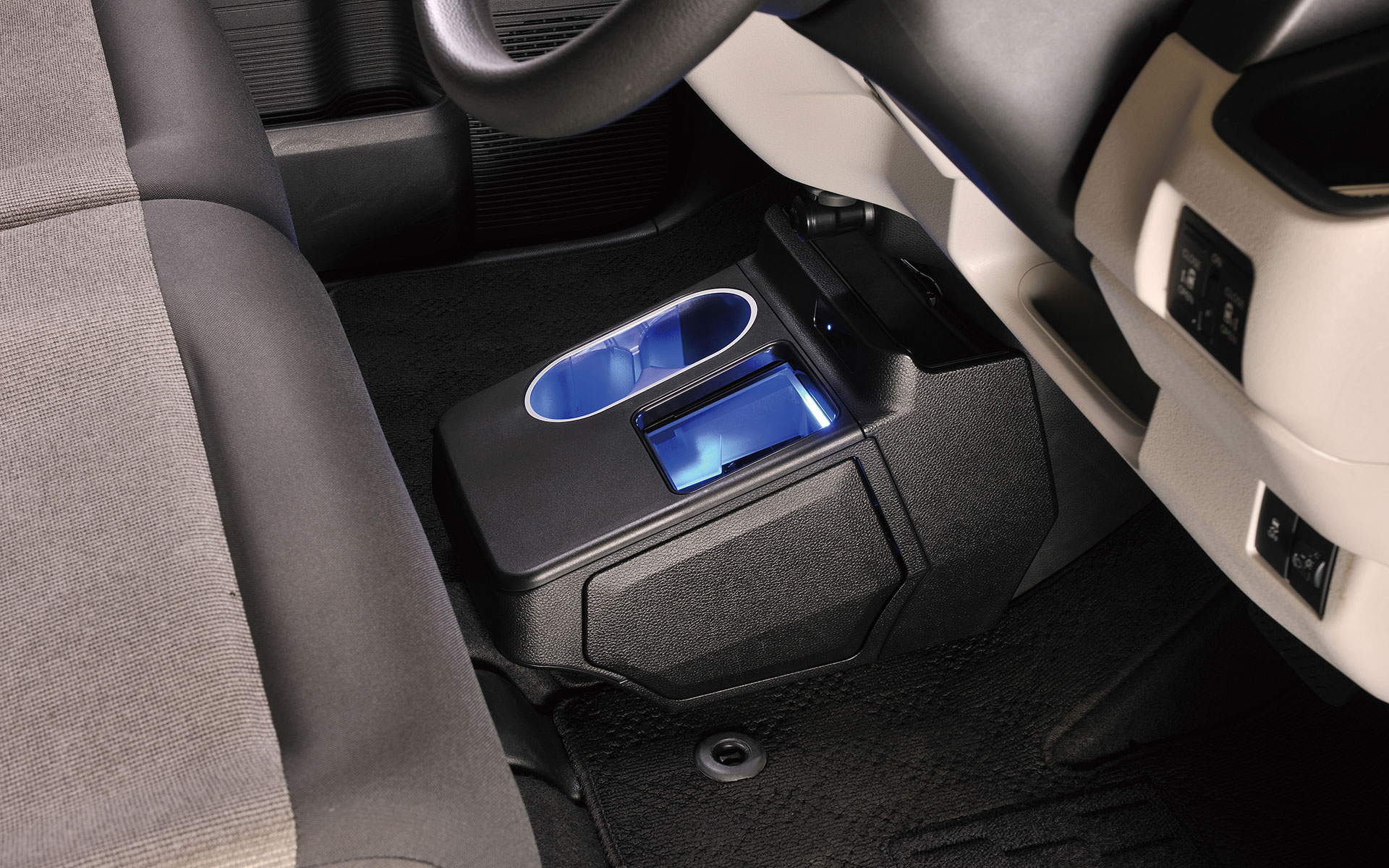 手をかざすとフタが自動開閉し、イルミネーションでドレスアップできる「N-BOX専用 コンソールボックス プラスイルミ」