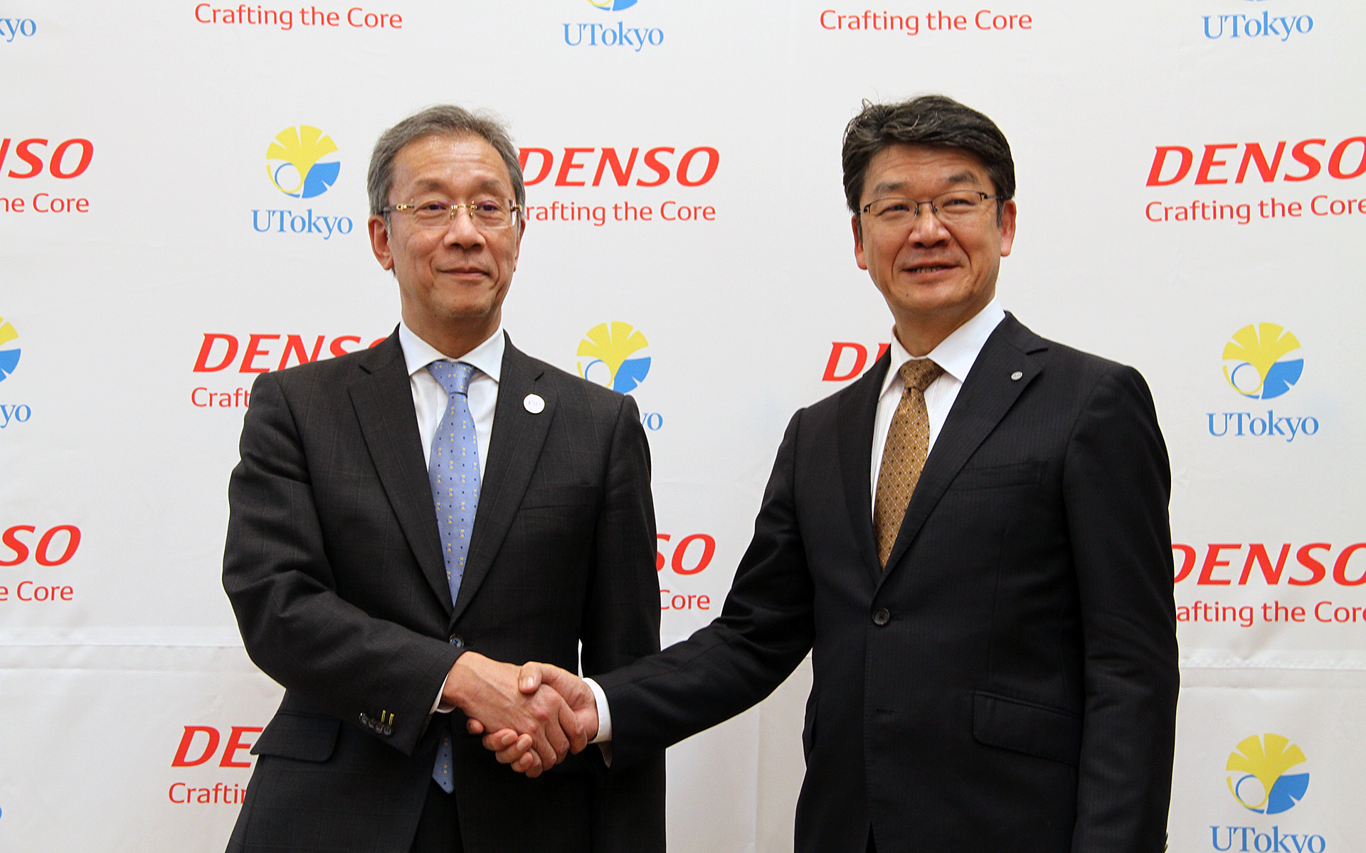 デンソーと東京大学が10年間にわたる産学協創協定を締結（写真左は国立大学法人東京大学 総長 藤井輝夫氏、右は株式会社デンソー 代表取締役社長の林新之助氏）