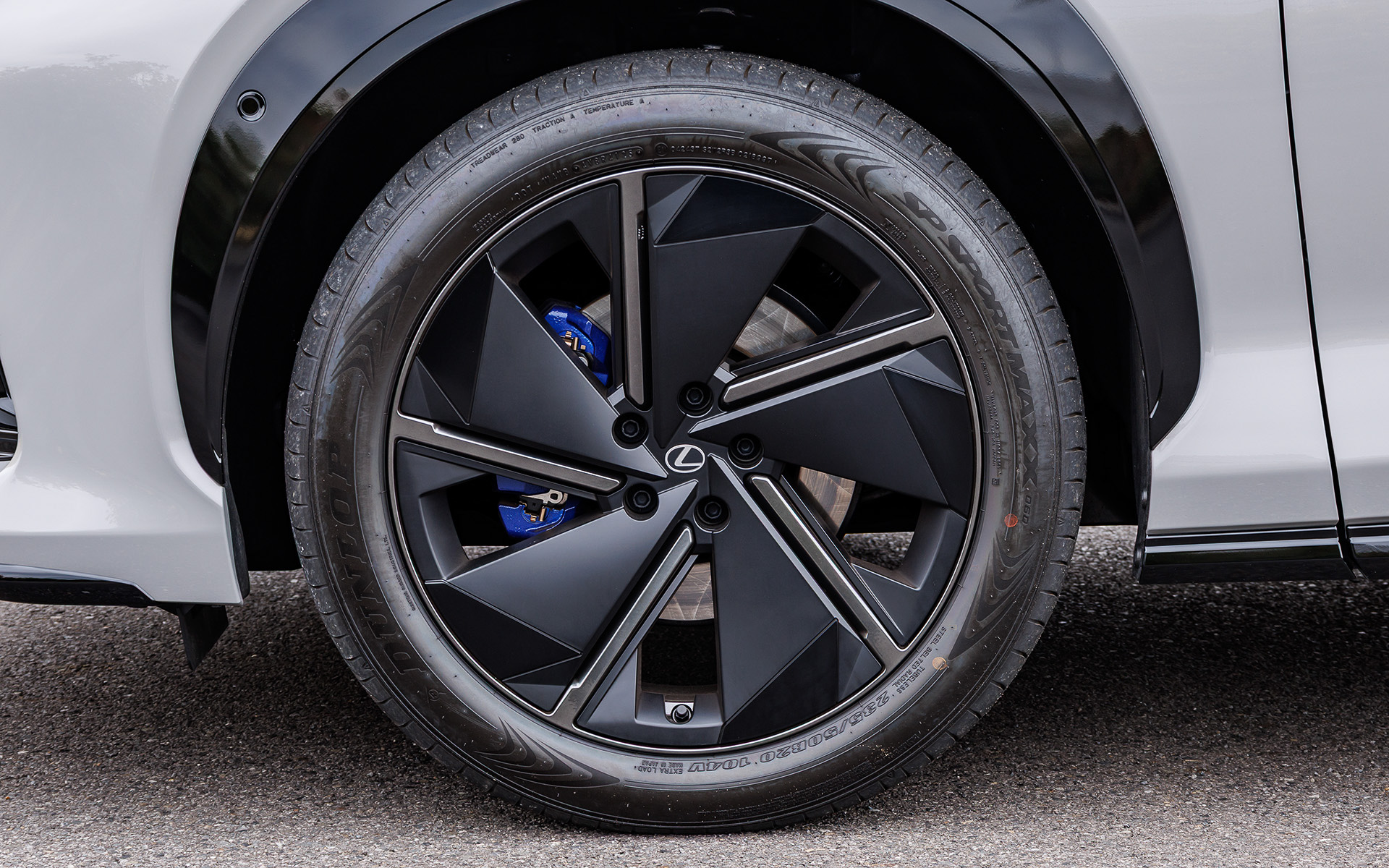 RZ550e“F SPORT”が履く20インチホイール。タイヤはダンロップ「SP SPORT MAXX」で、サイズはフロント235/50R20、リア255/40R20