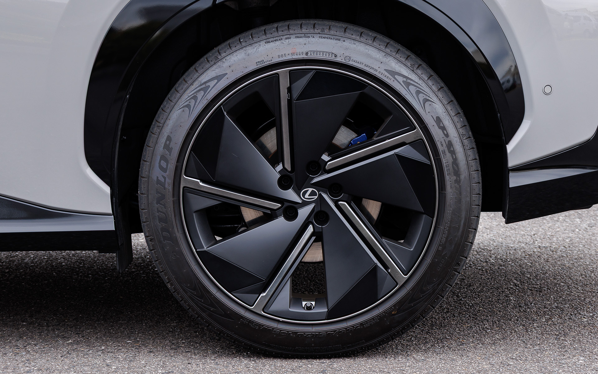 RZ550e“F SPORT”が履く20インチホイール。タイヤはダンロップ「SP SPORT MAXX」で、サイズはフロント235/50R20、リア255/40R20