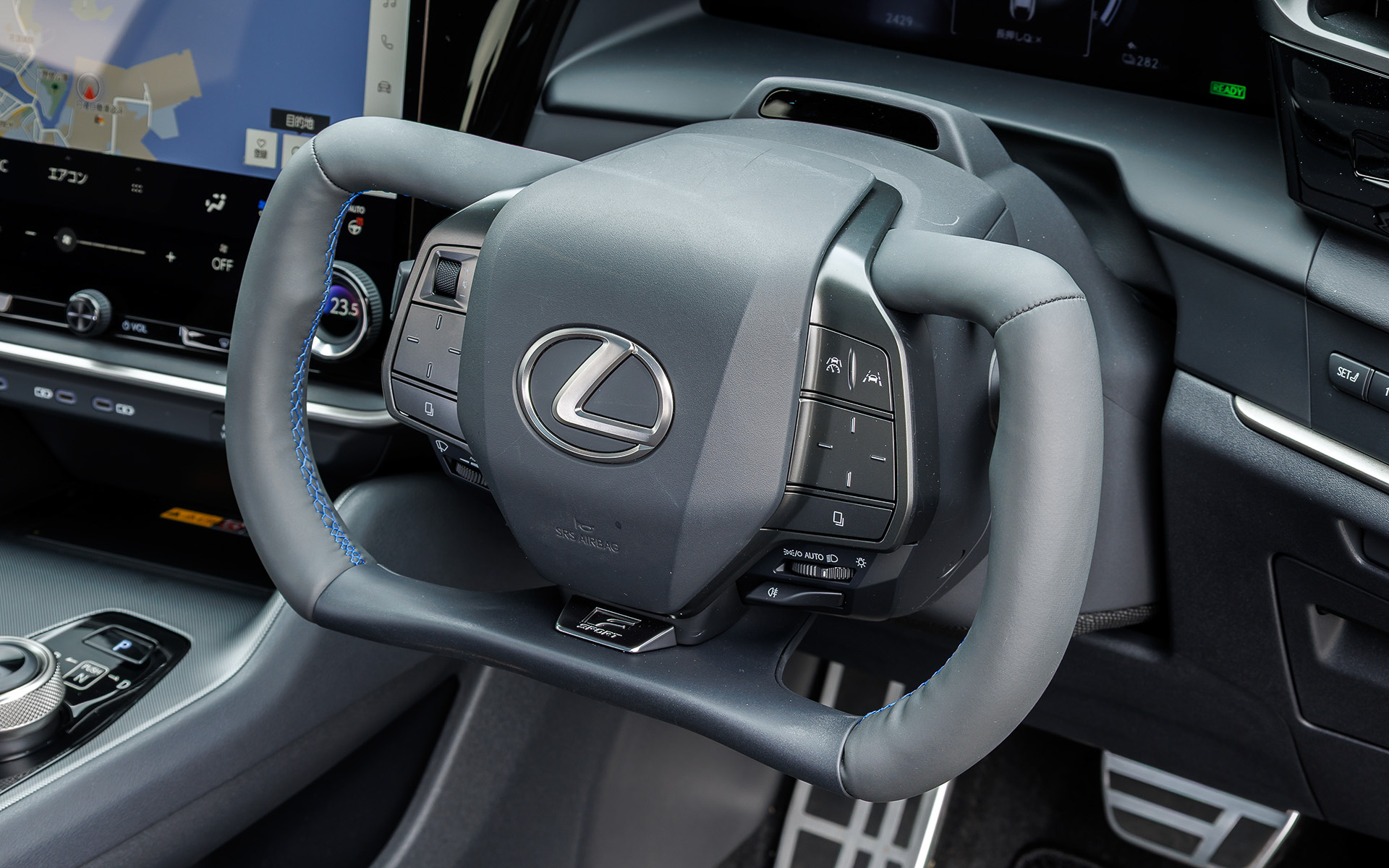 インテリアではステアバイワイヤシステム用ステアリングホイールが目を引く。ステアリングホイールの回転角は中立位置から左右約200度の範囲で設定されている