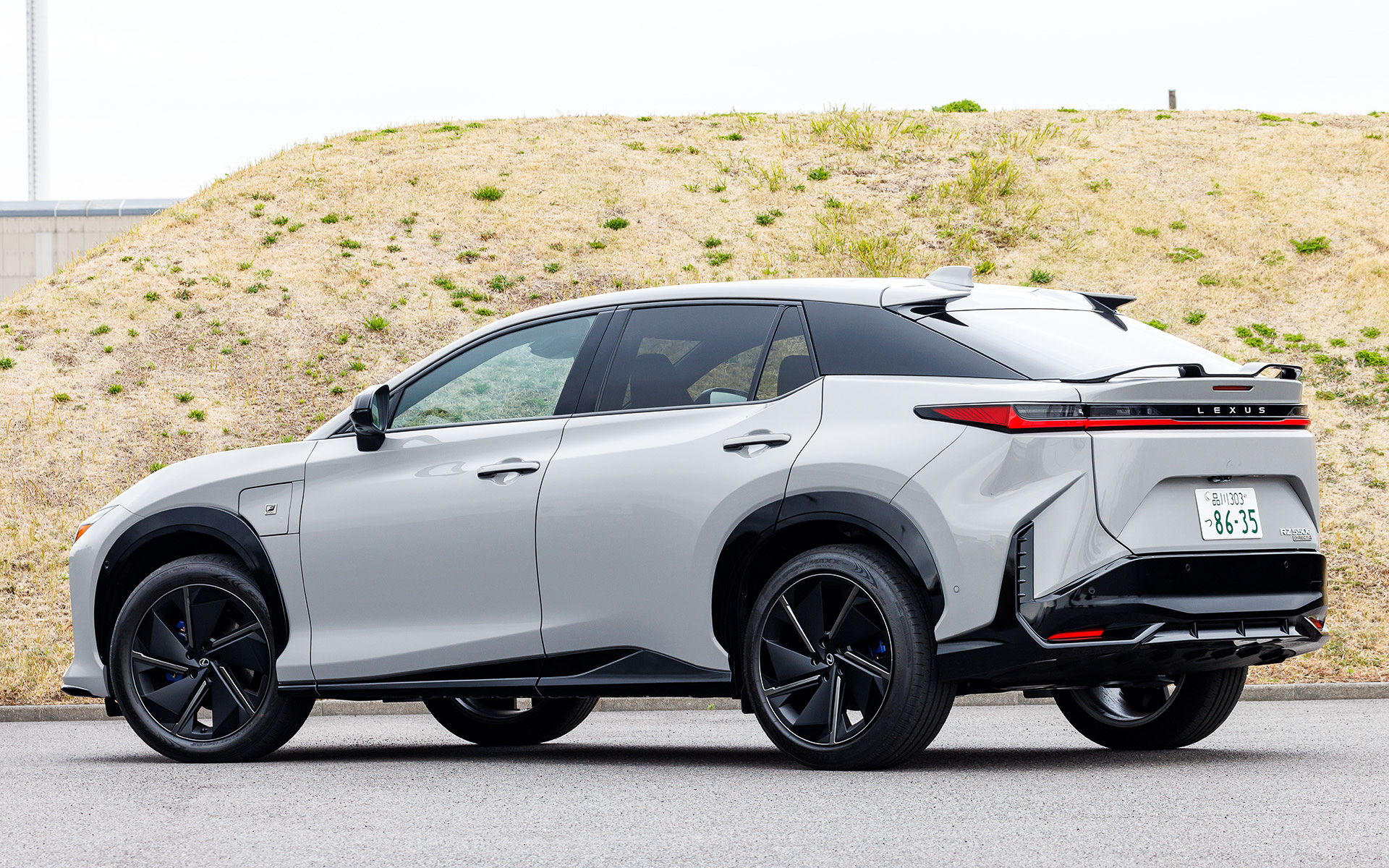 今回の試乗車は2025年12月に発売となったBEV「RZ」の「RZ550e“F SPORT”」グレード（950万円）。ボディサイズは4805×1895×1635mm（全長×全幅×全高）、ホイールベースは2850mm。電池容量は76.96kWhで、航続距離は582km。前後に167kW（227PS）/268Nmの「2XM」モーターを装着する4輪駆動モデルになる。ちなみに「RZ350e“versionL”」では733kmの航続距離を実現している