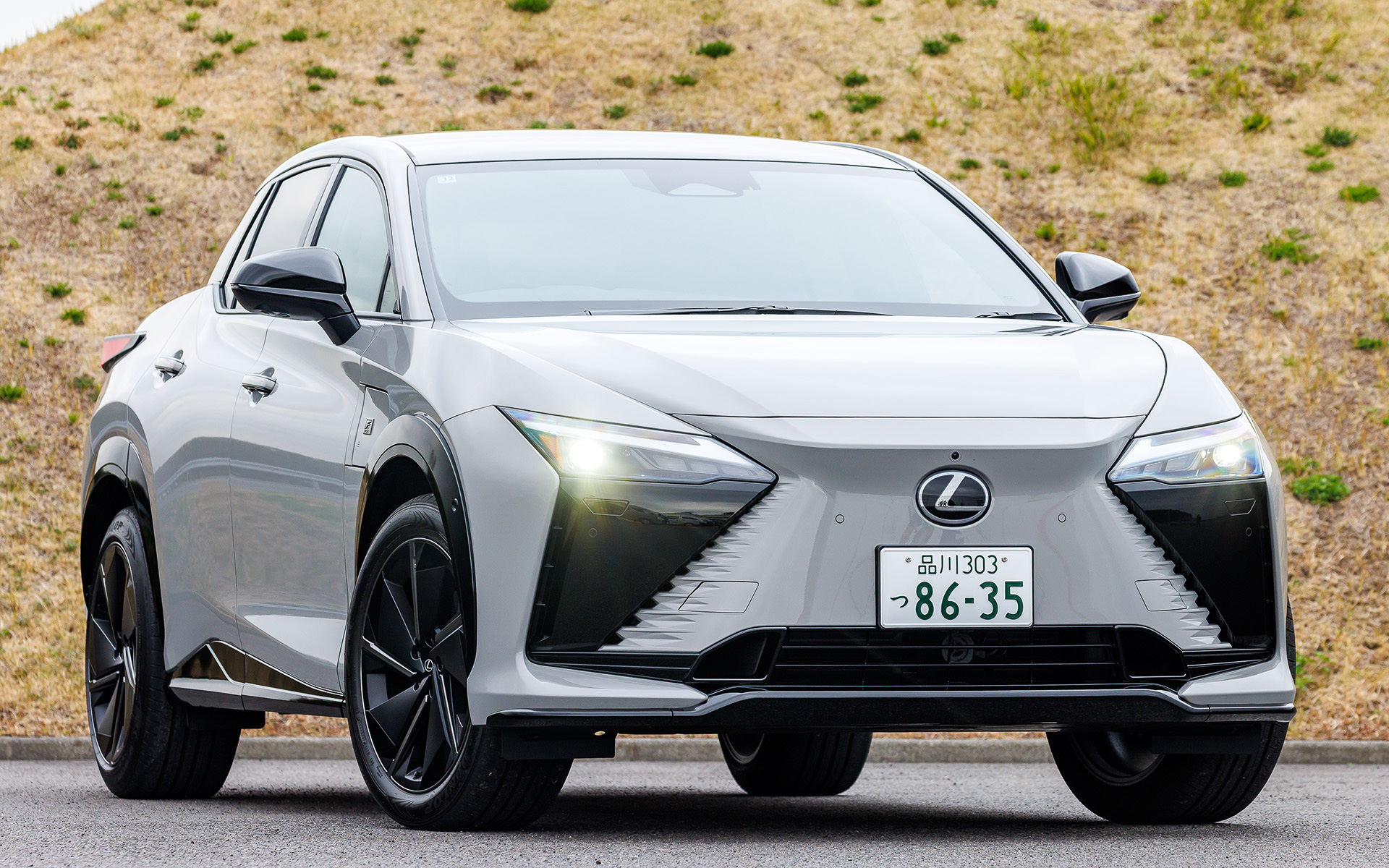 今回の試乗車は2025年12月に発売となったBEV「RZ」の「RZ550e“F SPORT”」グレード（950万円）。ボディサイズは4805×1895×1635mm（全長×全幅×全高）、ホイールベースは2850mm。電池容量は76.96kWhで、航続距離は582km。前後に167kW（227PS）/268Nmの「2XM」モーターを装着する4輪駆動モデルになる。ちなみに「RZ350e“versionL”」では733kmの航続距離を実現している