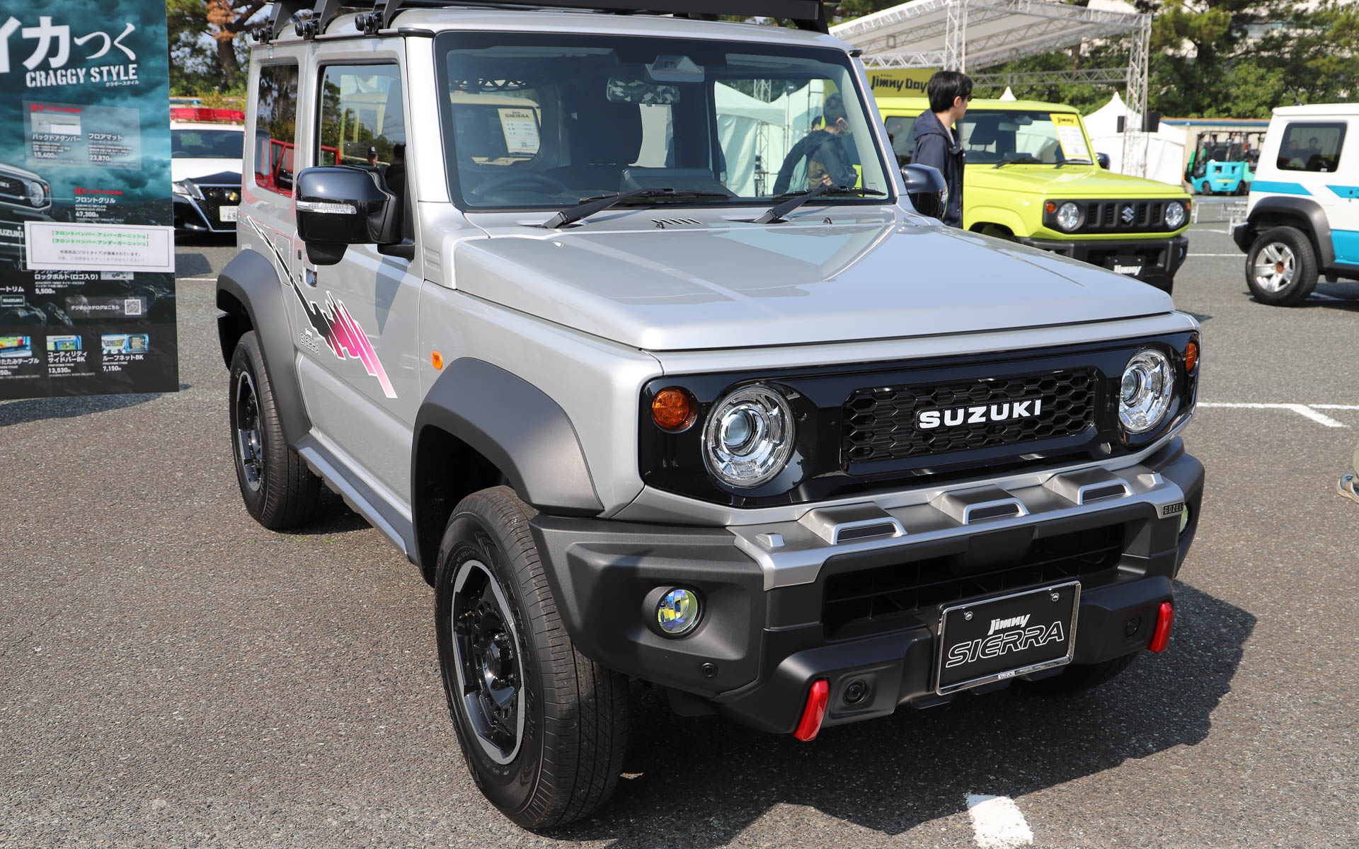 ジムニーアクセサリー装着車。モンハンコラボジムニーのデザインをオマージュしたフロントとリアのガーニッシュやスペアタイヤカバーなど、未発売品も装着。反響によって、発売するかどうかを判断するそう