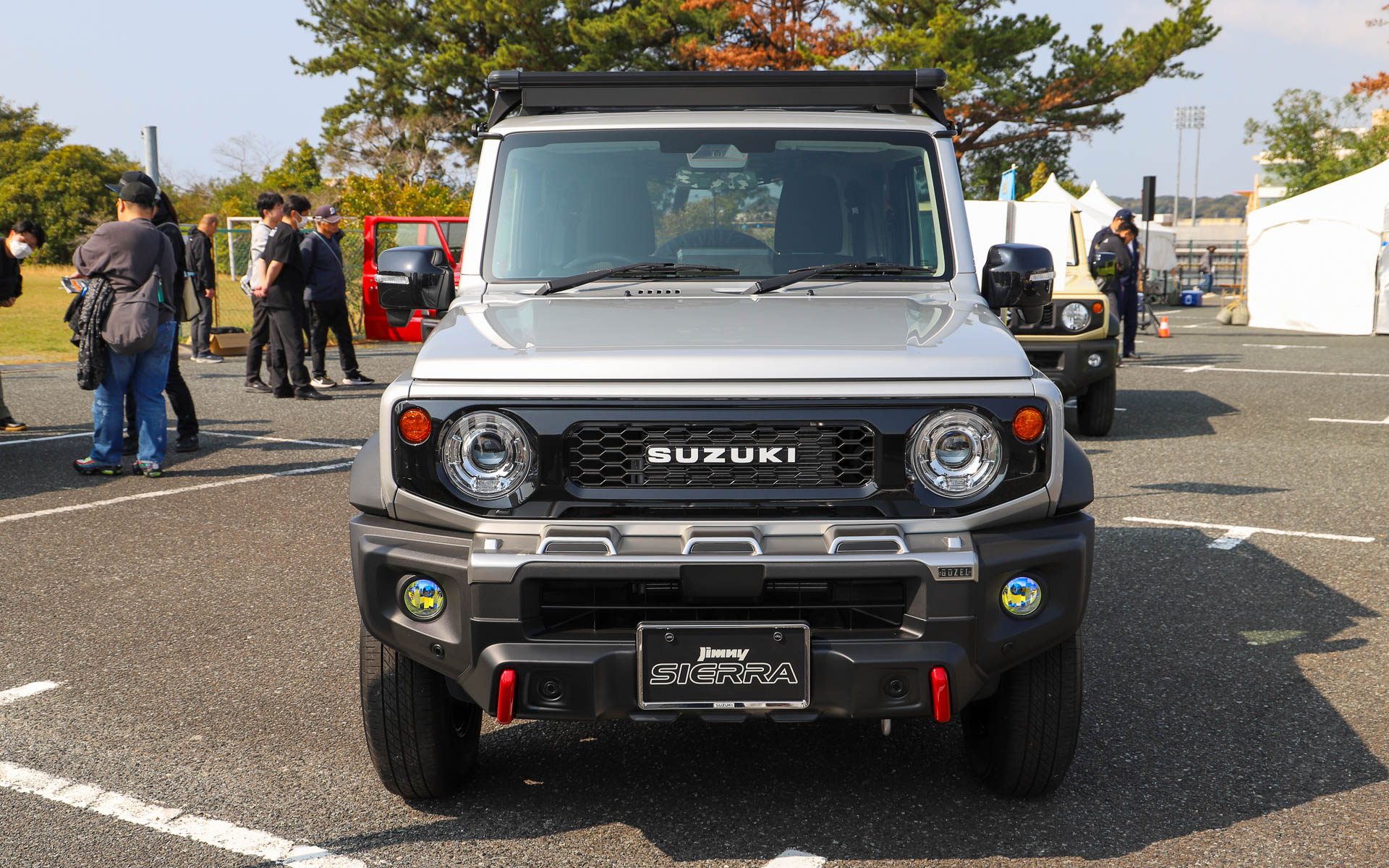 ジムニーアクセサリー装着車。モンハンコラボジムニーのデザインをオマージュしたフロントとリアのガーニッシュやスペアタイヤカバーなど、未発売品も装着。反響によって、発売するかどうかを判断するそう