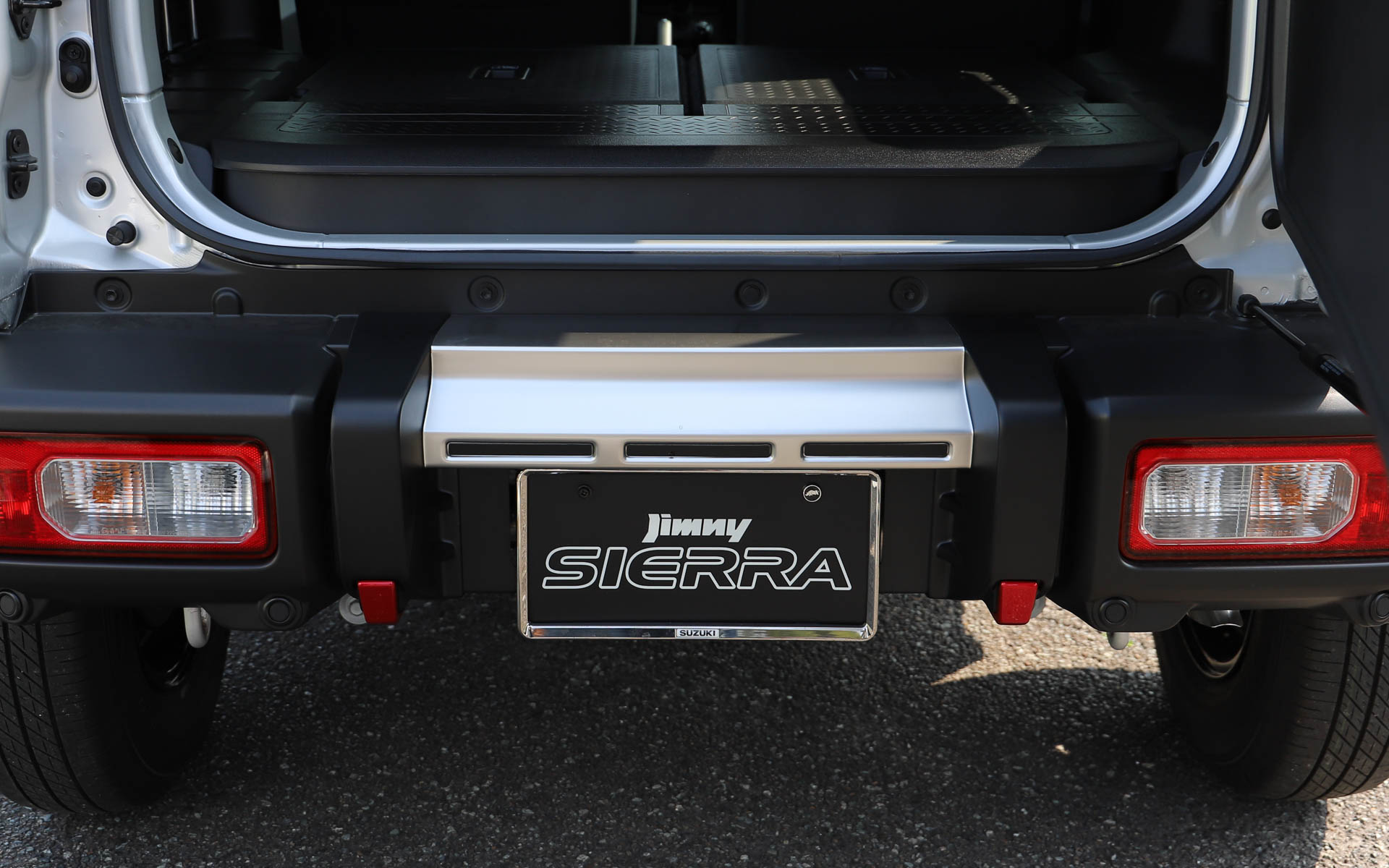 ジムニーアクセサリー装着車。モンハンコラボジムニーのデザインをオマージュしたフロントとリアのガーニッシュやスペアタイヤカバーなど、未発売品も装着。反響によって、発売するかどうかを判断するそう