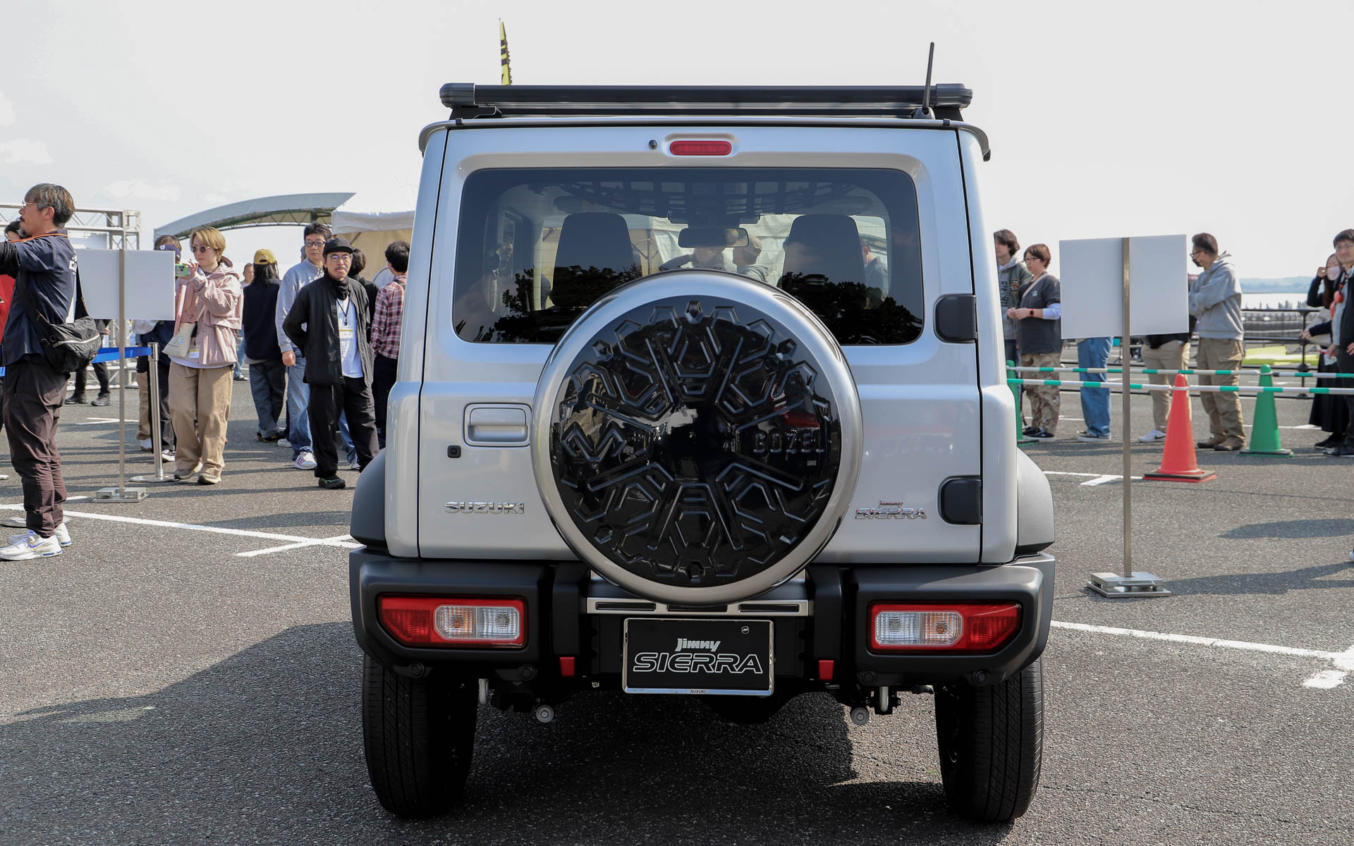 ジムニーアクセサリー装着車。モンハンコラボジムニーのデザインをオマージュしたフロントとリアのガーニッシュやスペアタイヤカバーなど、未発売品も装着。反響によって、発売するかどうかを判断するそう