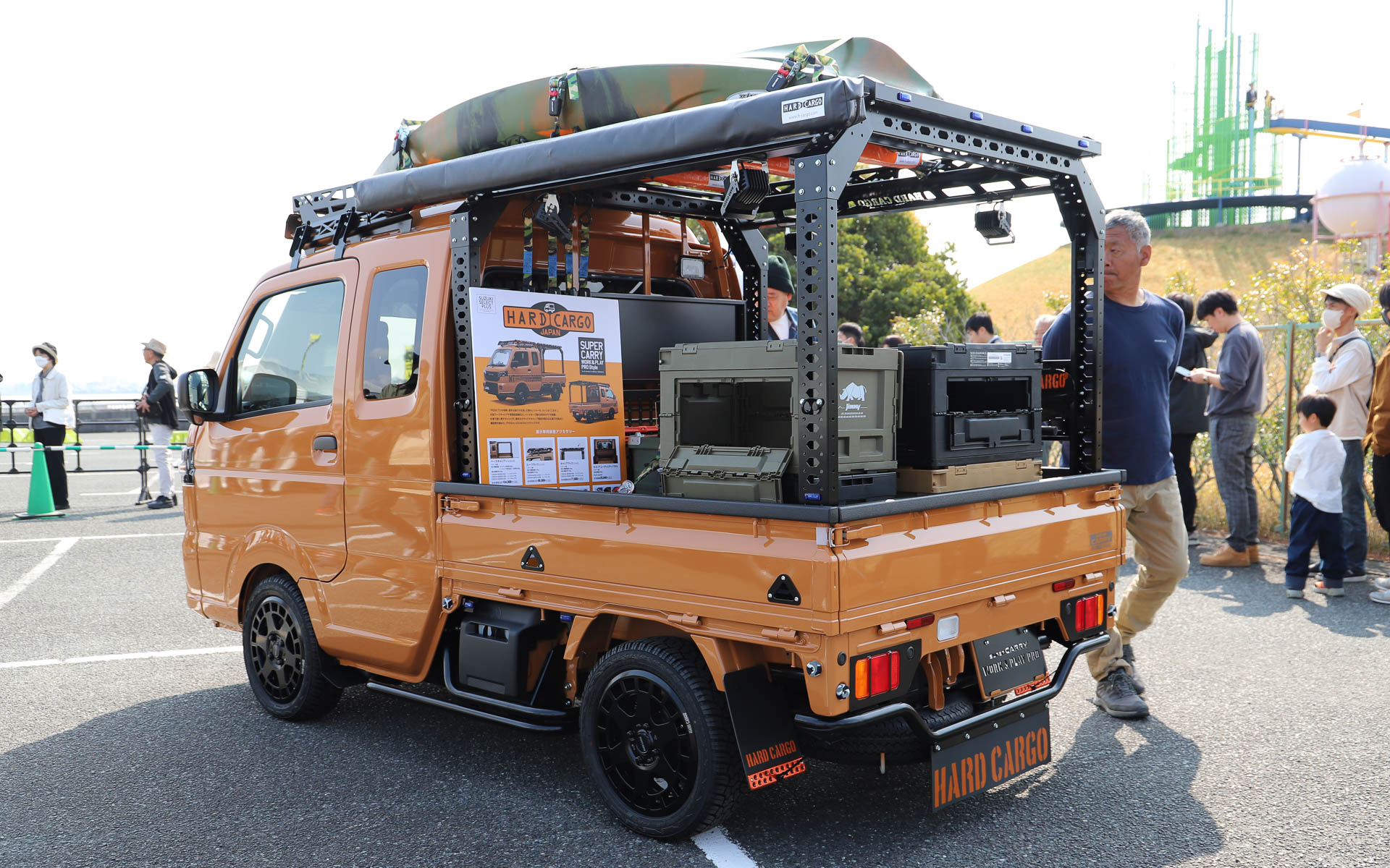 ジムニー……ではなくスーパーキャリイのアクセサリー装着車。純正でここまで仕上げられるこだわりが詰まっている