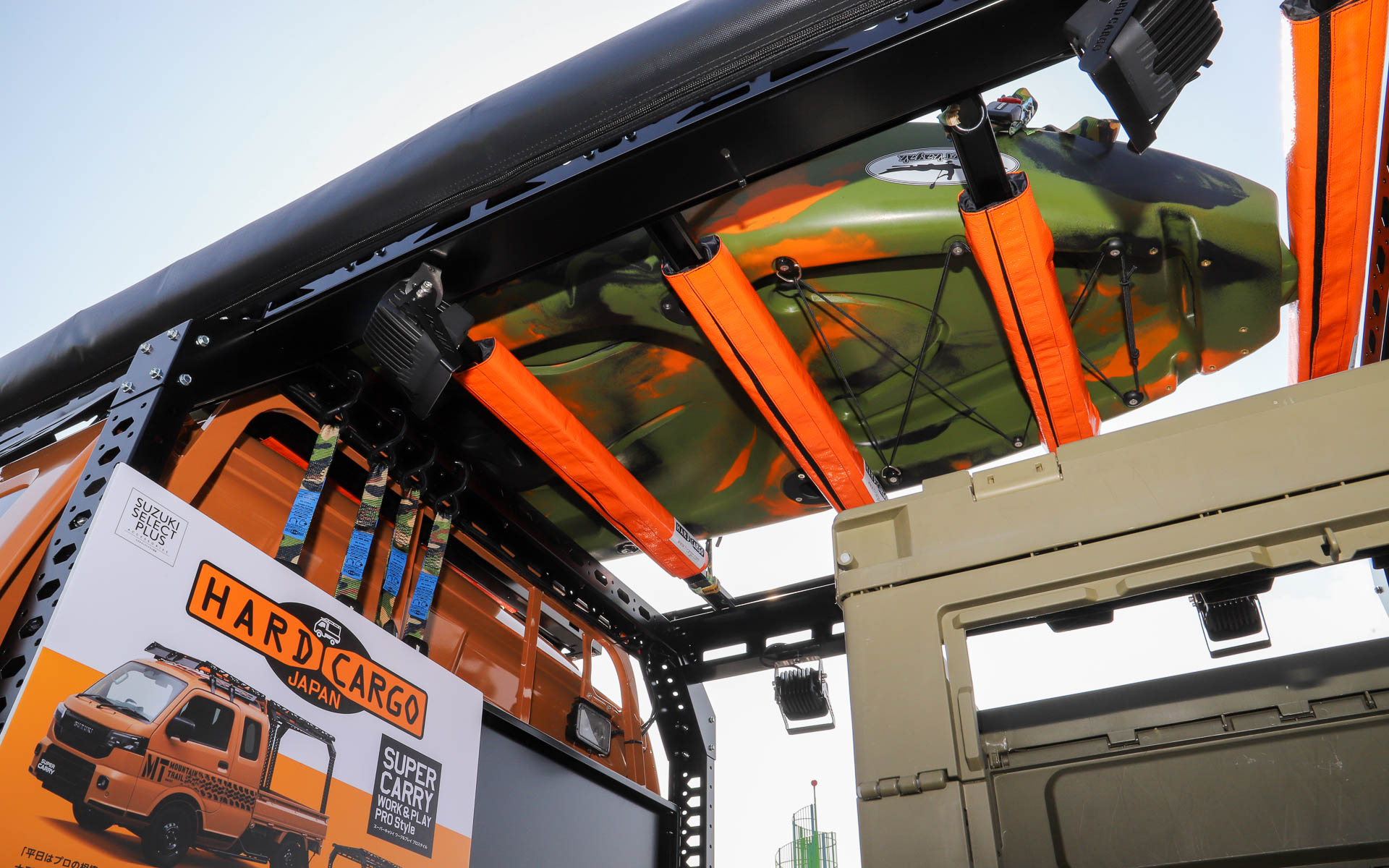 ジムニー……ではなくスーパーキャリイのアクセサリー装着車。純正でここまで仕上げられるこだわりが詰まっている