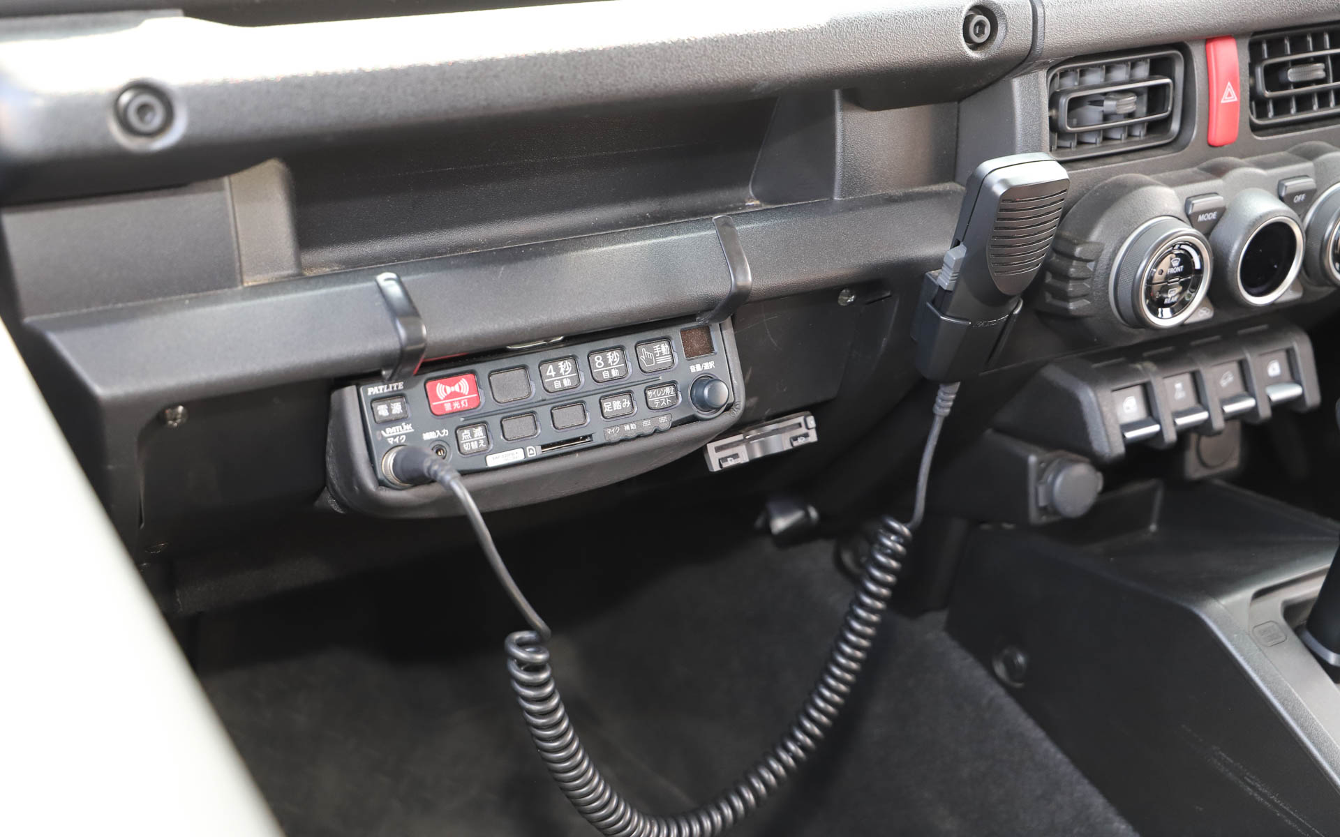 機動隊仕様のジムニー。実際に被災地の救援にも向かった車両とのこと。希望をすれば中に乗り込むこともできた