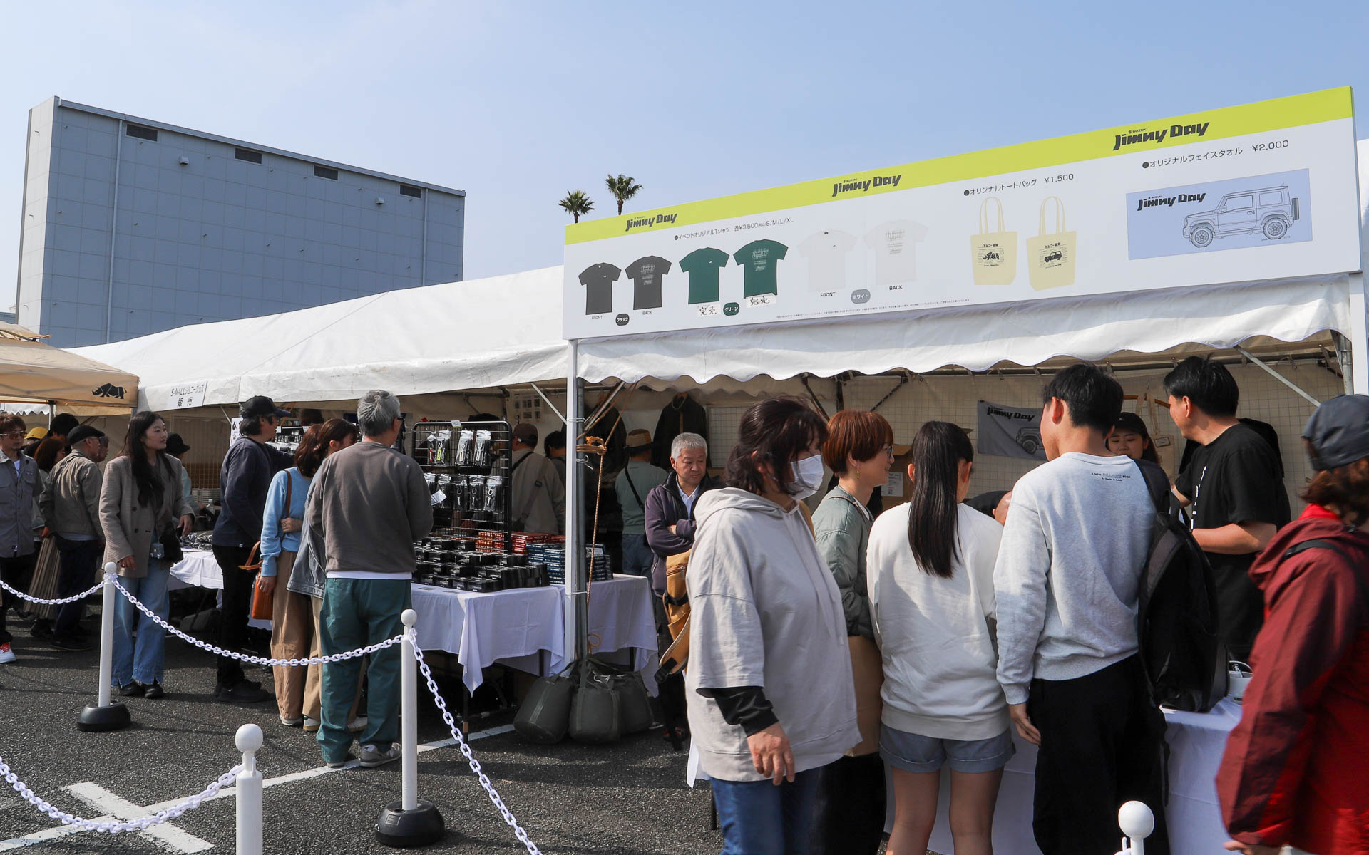 イベントオリジナルのTシャツやトートバッグ、タオルのほか、公式オンラインショップ「S-MALL」で取り扱っているグッズが販売された