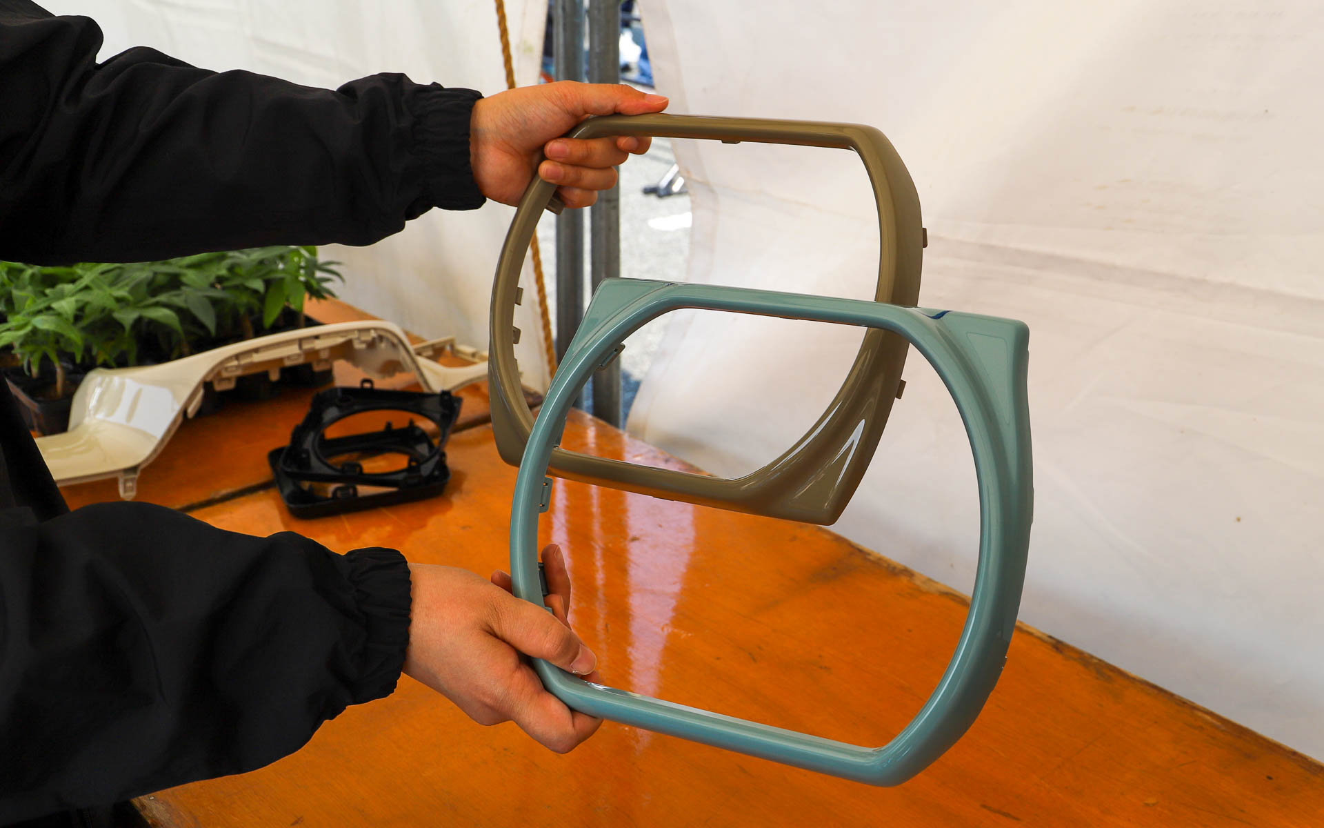 ナビのパネルやフロアカーペットなどの廃材を活用したワークショップも開催。子供から大人まで楽しんでいた