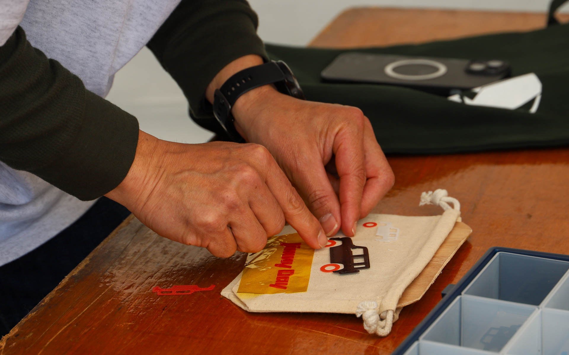 ナビのパネルやフロアカーペットなどの廃材を活用したワークショップも開催。子供から大人まで楽しんでいた