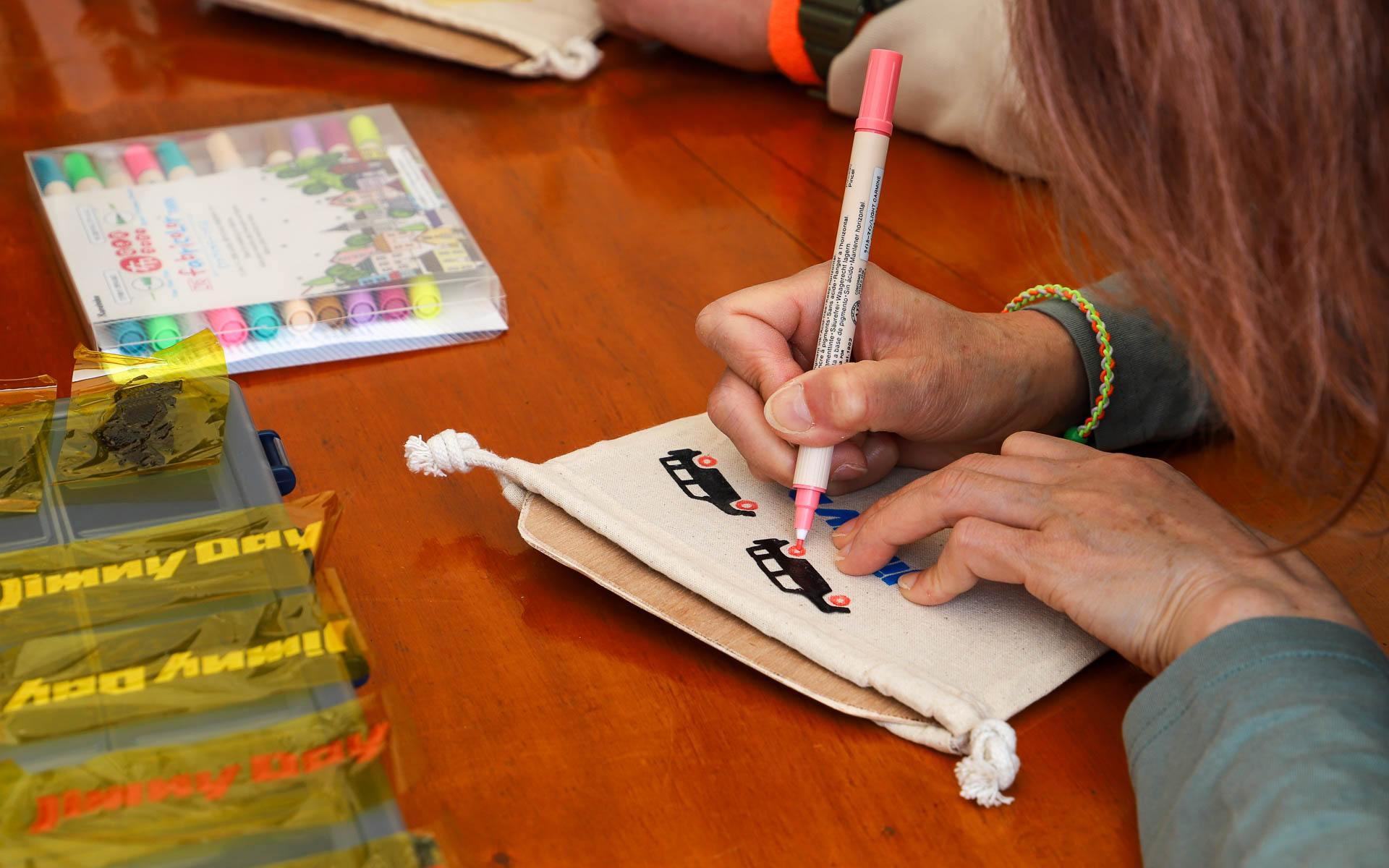 ナビのパネルやフロアカーペットなどの廃材を活用したワークショップも開催。子供から大人まで楽しんでいた