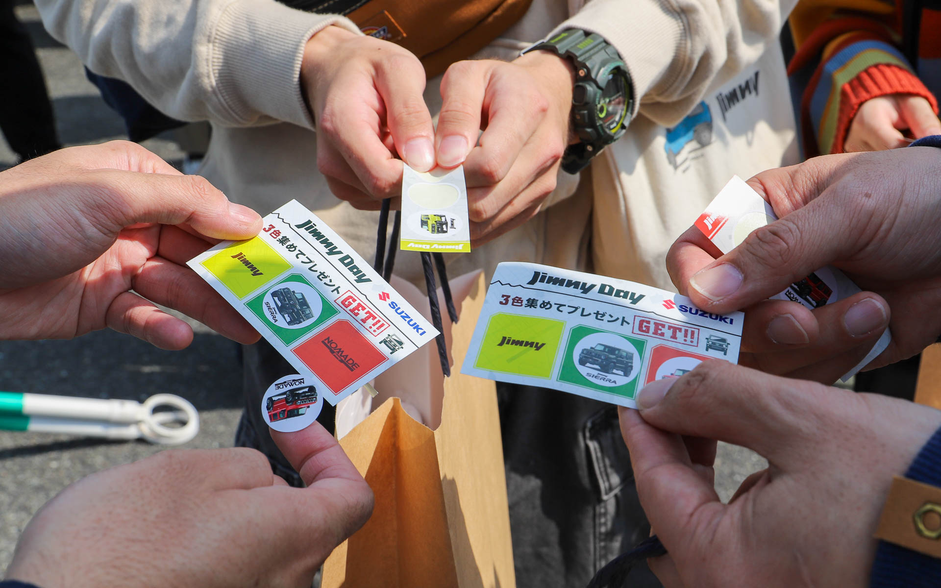 異なるイラストのシールを集めると限定ステッカーがもらえる来場者同士が交流するプログラムも用意。ラスト1枚のシールをめぐる、じゃんけん決戦が起きていた