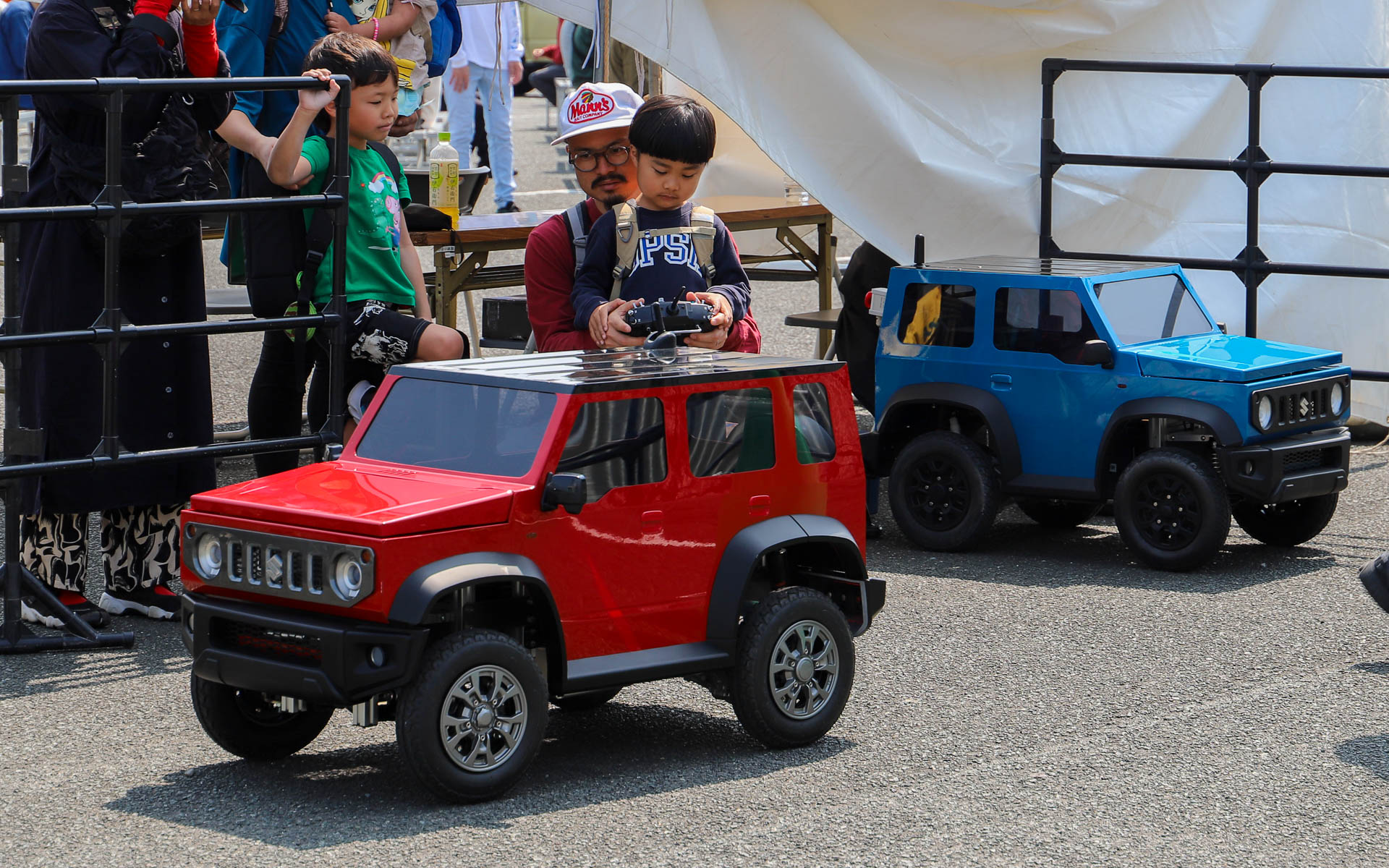 電動ミニジムニー（ミニだけど結構大きい）をラジコン操作できるコーナーは、子供より大人が真剣だった