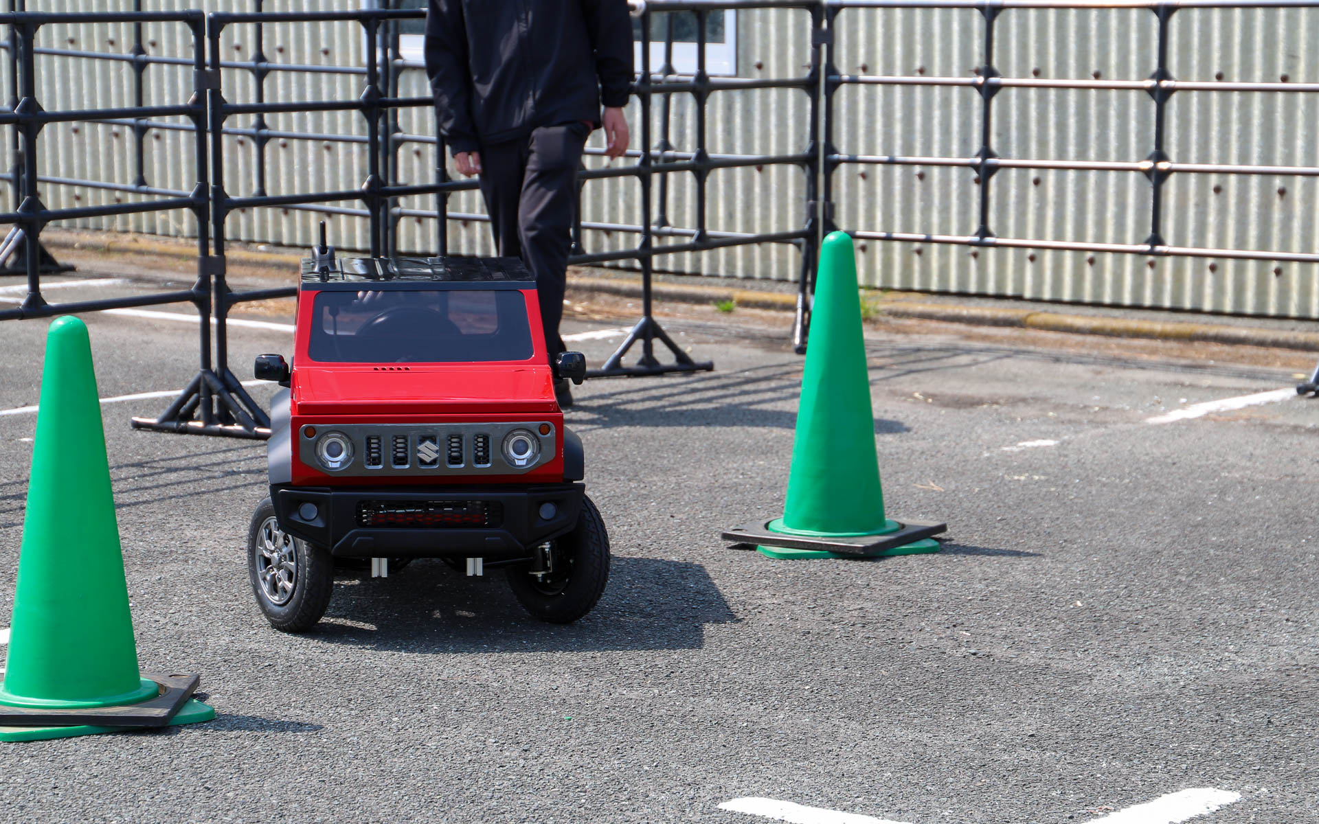 電動ミニジムニー（ミニだけど結構大きい）をラジコン操作できるコーナーは、子供より大人が真剣だった