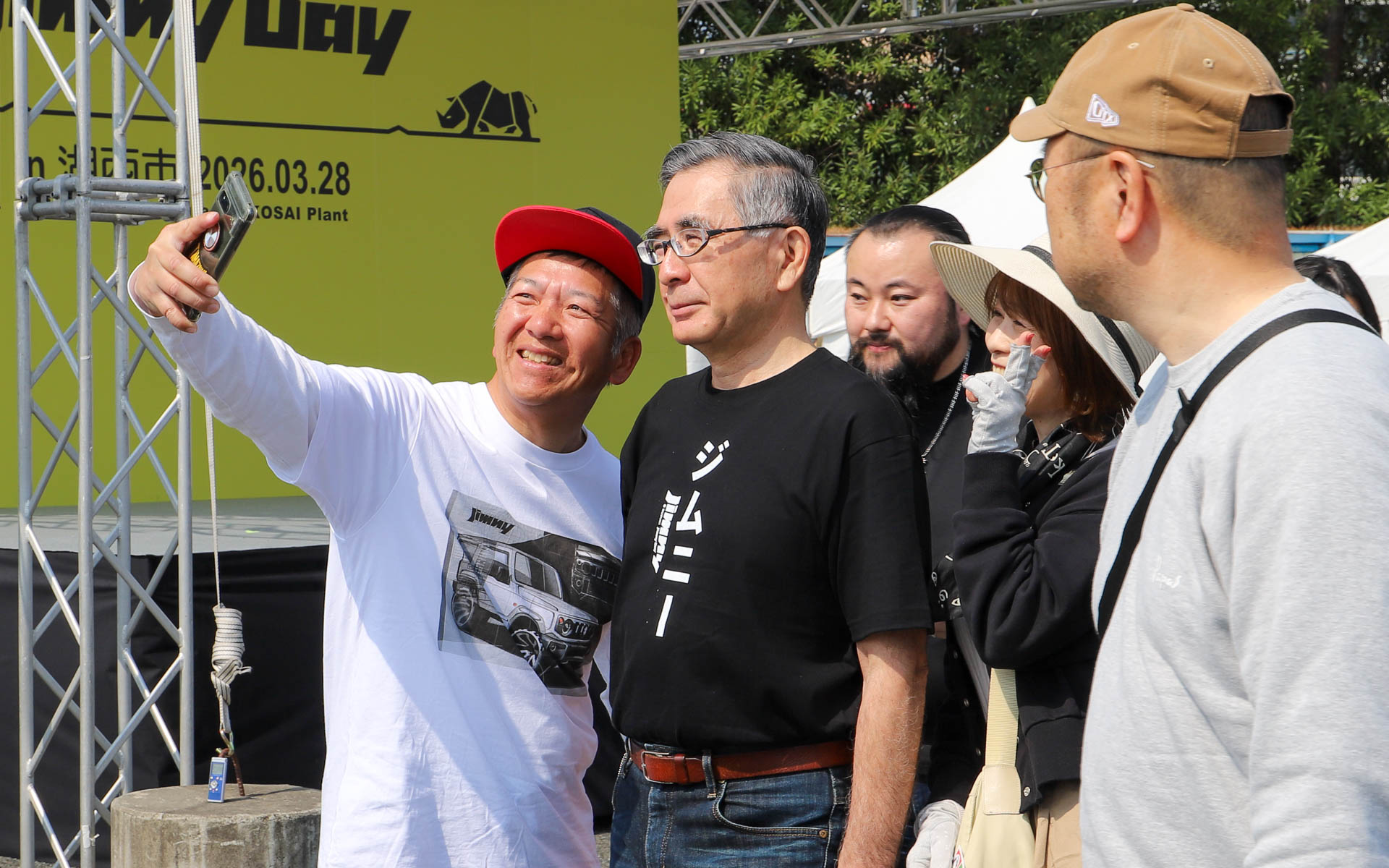 イベント開催中、会場内を練り歩き、写真撮影に応じていた鈴木社長