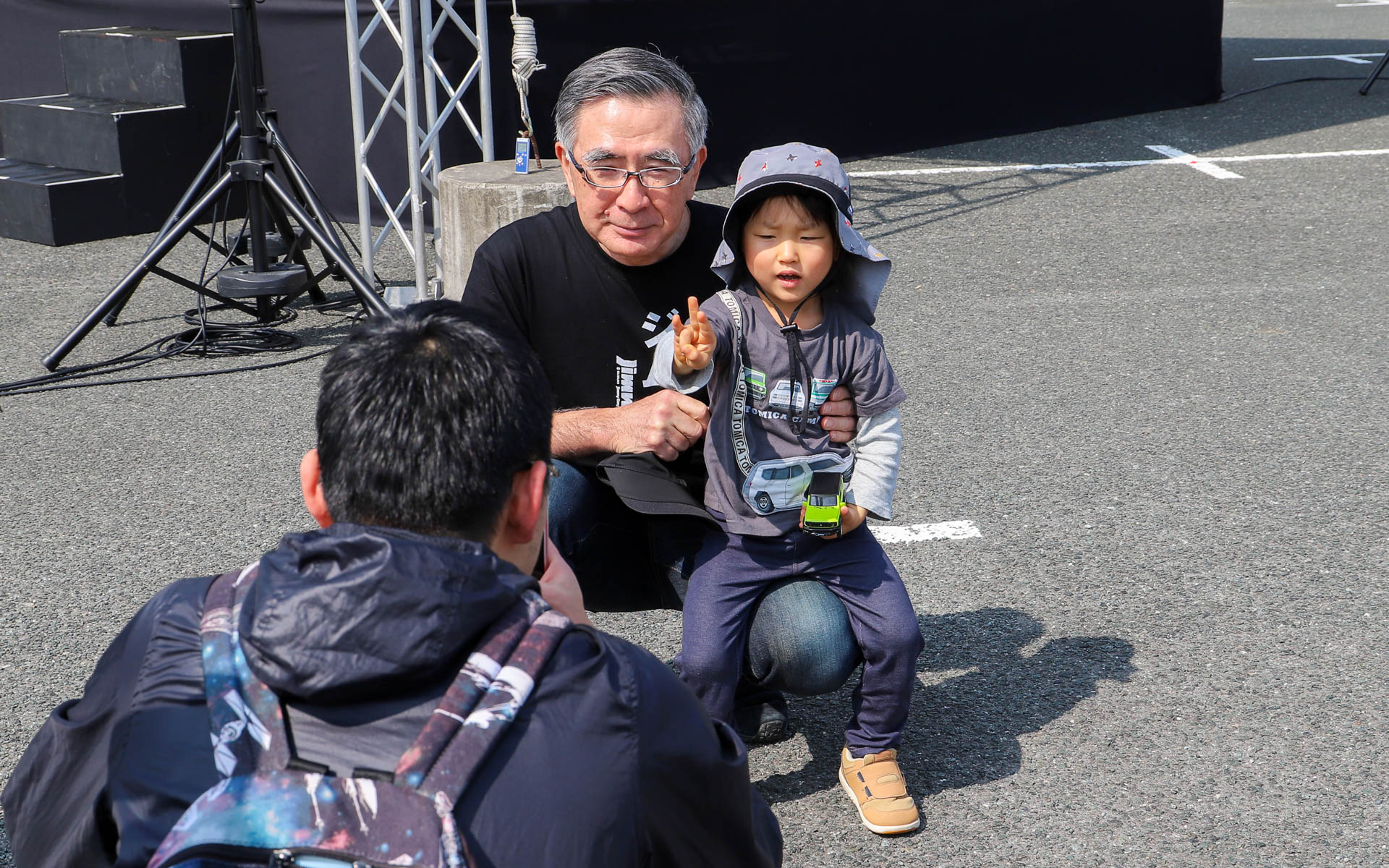 イベント開催中、会場内を練り歩き、写真撮影に応じていた鈴木社長