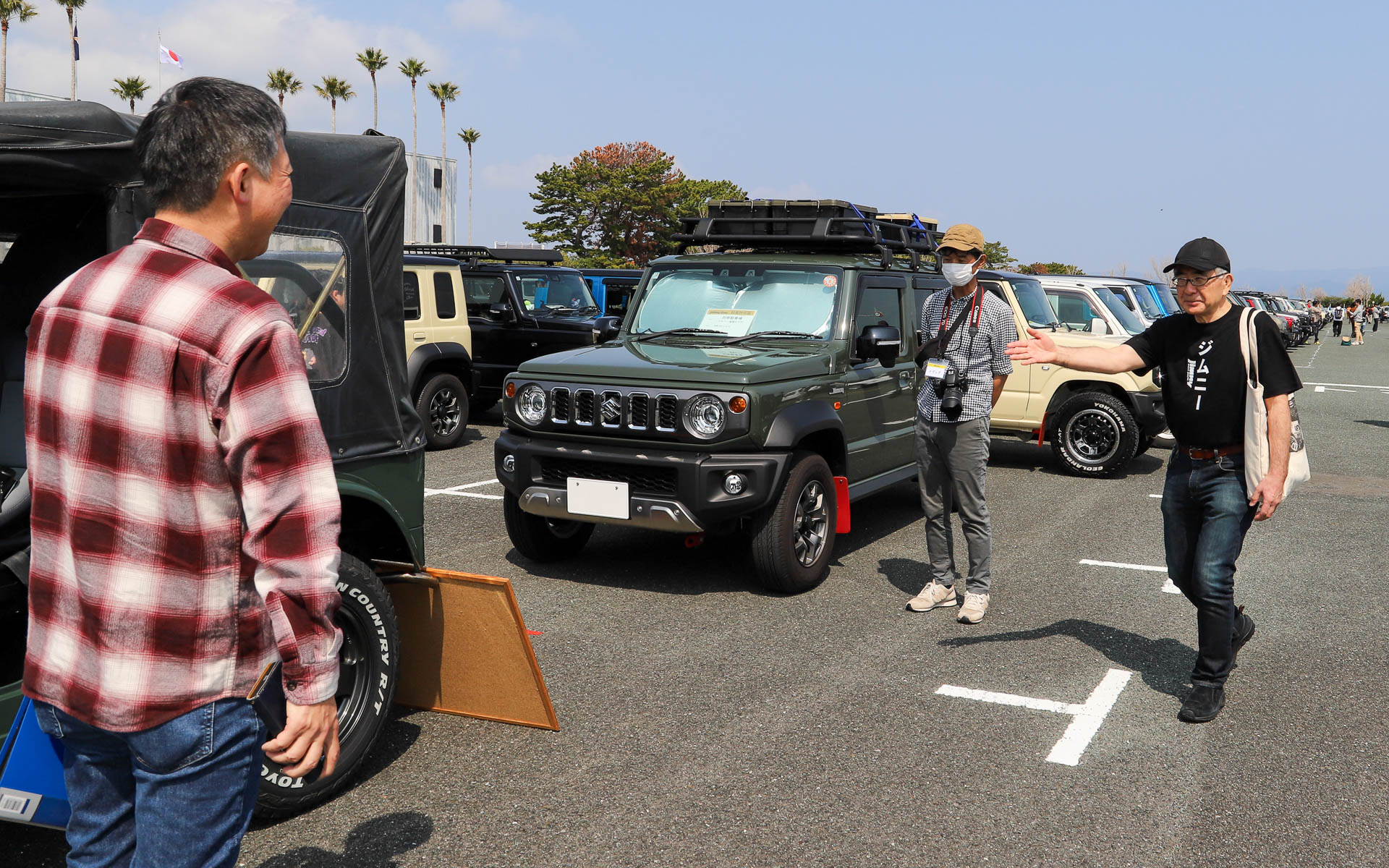 駐車場ではオーナーにカスタマイズのこだわりや、ジムニーの好きなところ聞き、ときにはユーザーから“熱い要望”を投げかけられていた
