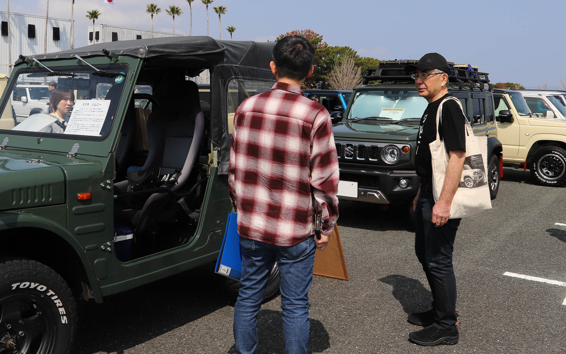 駐車場ではオーナーにカスタマイズのこだわりや、ジムニーの好きなところ聞き、ときにはユーザーから“熱い要望”を投げかけられていた
