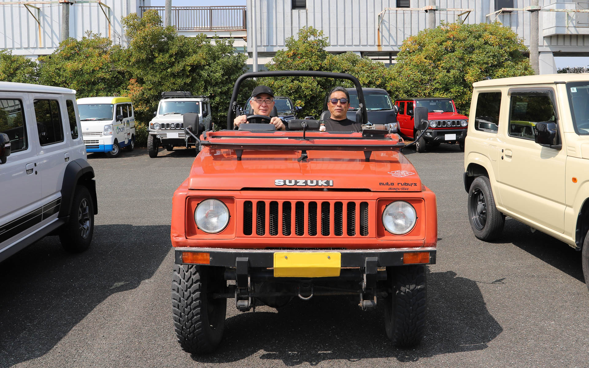 オーナーのジムニーに乗り込み、記念撮影をする鈴木社長