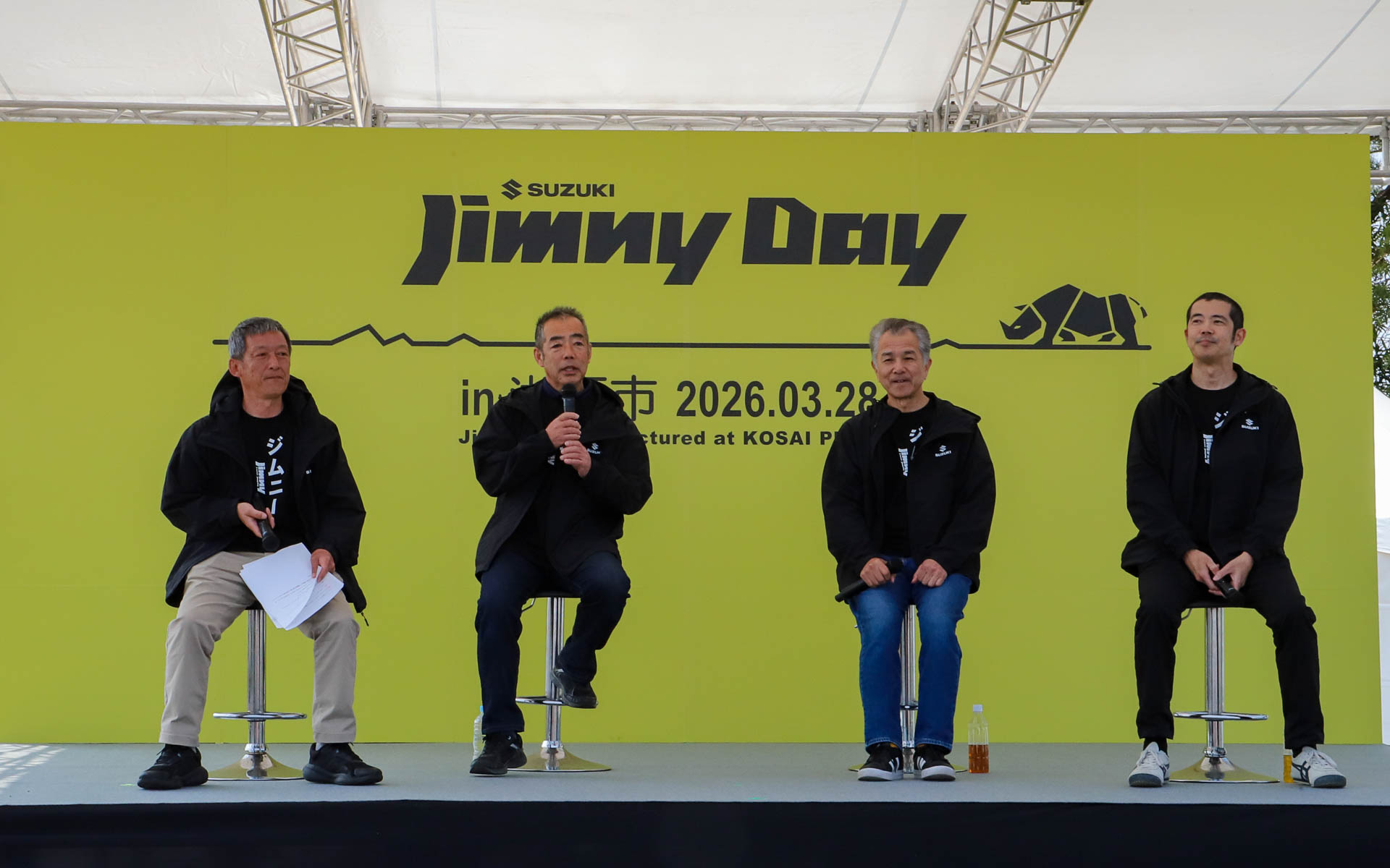 左から、開発者トークショーに登壇した四輪 B・C商品統括部 第1カーライン アシスタントCE 柳本樹良氏、商品企画本部 常務役員 本部長 藤﨑雅之氏、四輪HEV設計部 HEV車目線横串開発課 課長 米澤宏之氏、四輪商用・クロカン商品統括本部 チーフエンジニア 佐々木貴光氏。現行のジムニーは林業や狩猟に携わるプロの実用性を最優先して開発されたことや、ホイールベースを延長してオンロードの快適性と伝統の高い悪路走破性を高次元で両立させたジムニーノマドの開発秘話などが語られた