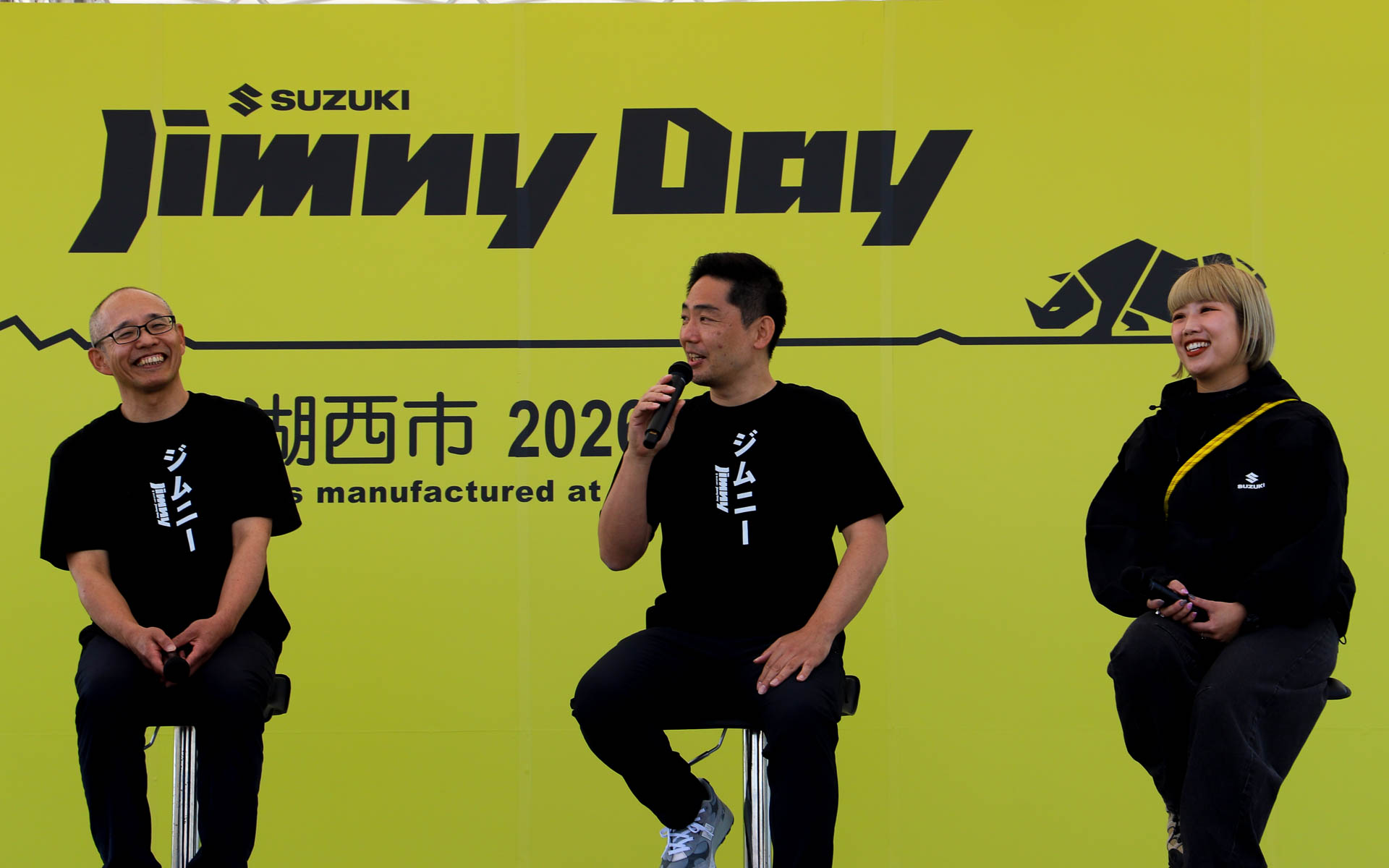 左から、デザイナートークショーに登壇した四輪デザイン部モデル製作課 課長 中安基幸氏、四輪デザイン部インテリア課 課長 林田崇氏、四輪デザイン部CMFデザイン課 伊藤仁美氏。ユーザーが各自のライフスタイルに合わせて自由にカスタマイズできる“余白”をジムニーに設けていると紹介