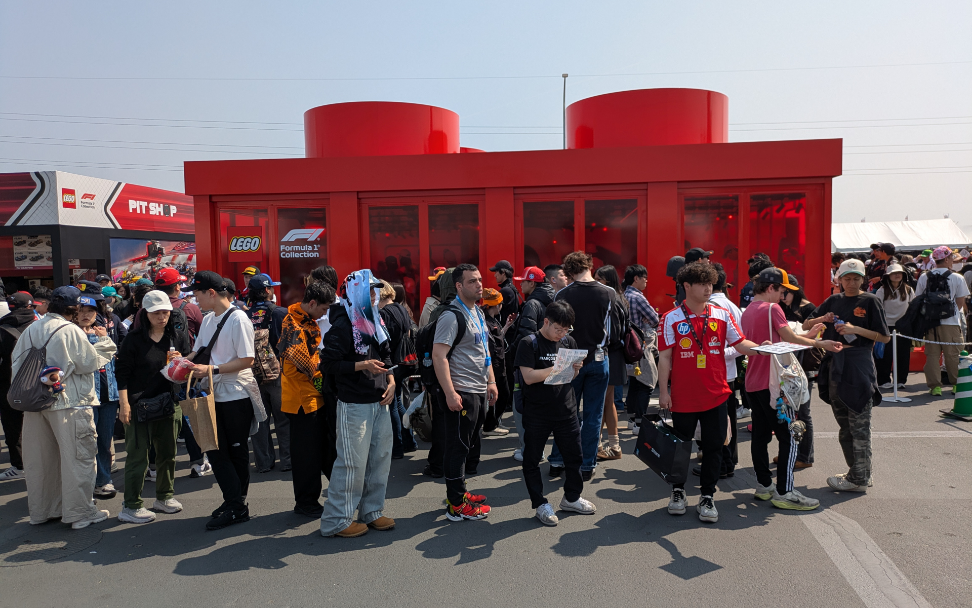 ディズニーやレゴブロックのブースは長蛇の列ができていた