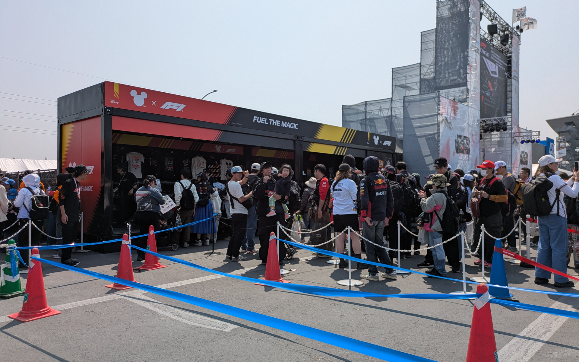 ディズニーやレゴブロックのブースは長蛇の列ができていた