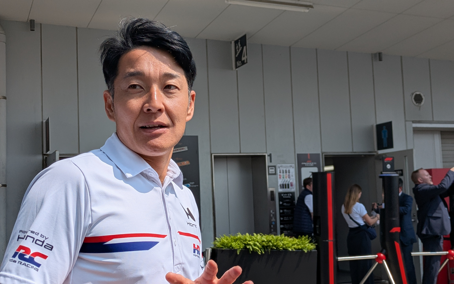 パドックを案内してくれたHRC UK 戦略コミュニケーション・マーケティング担当 鈴木雄介氏